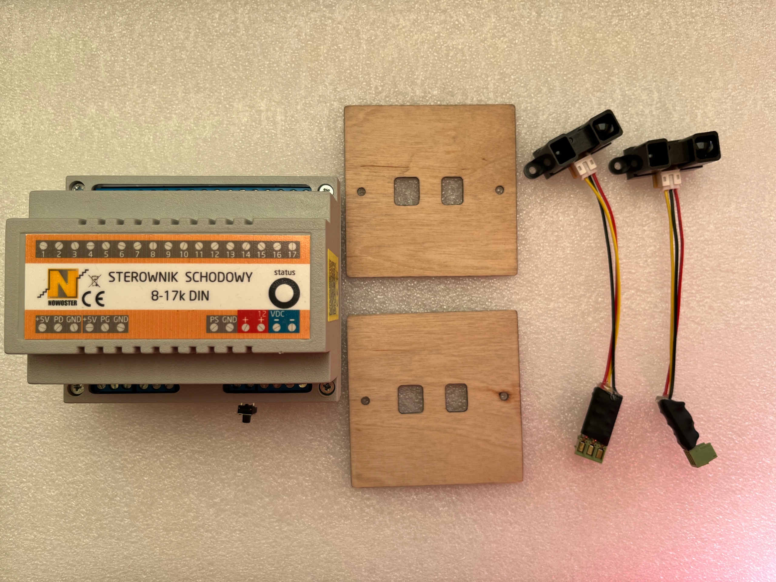 Sterownik schodowy LED 8-17k DIN + czujki optyczne Sharp + maskownice drew.