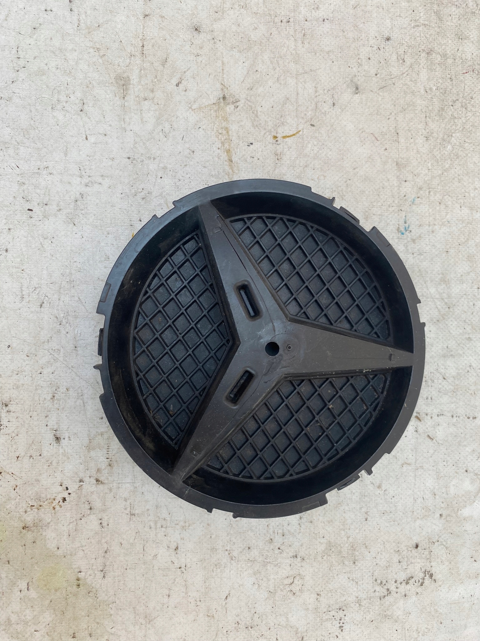 MERCEDES holder EMBLEMATU ZNACZKA front A0008880060