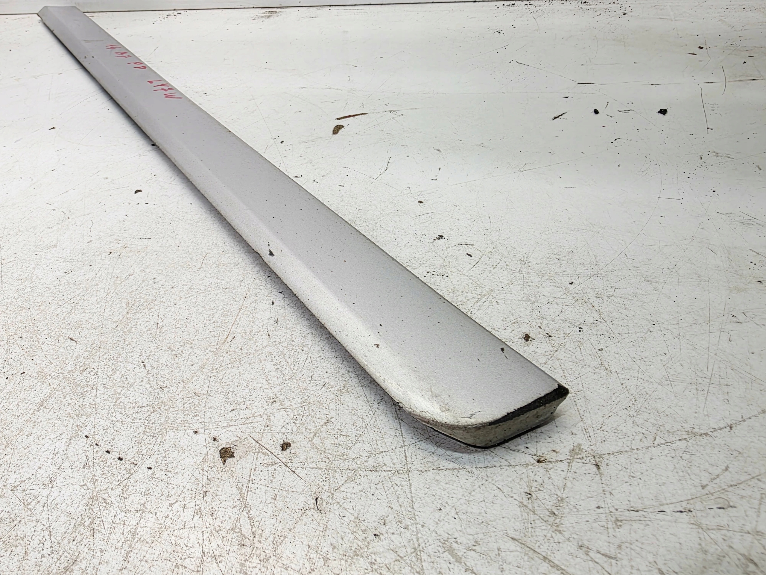 moulding lower door right front AUDI A4 B7 LY7W