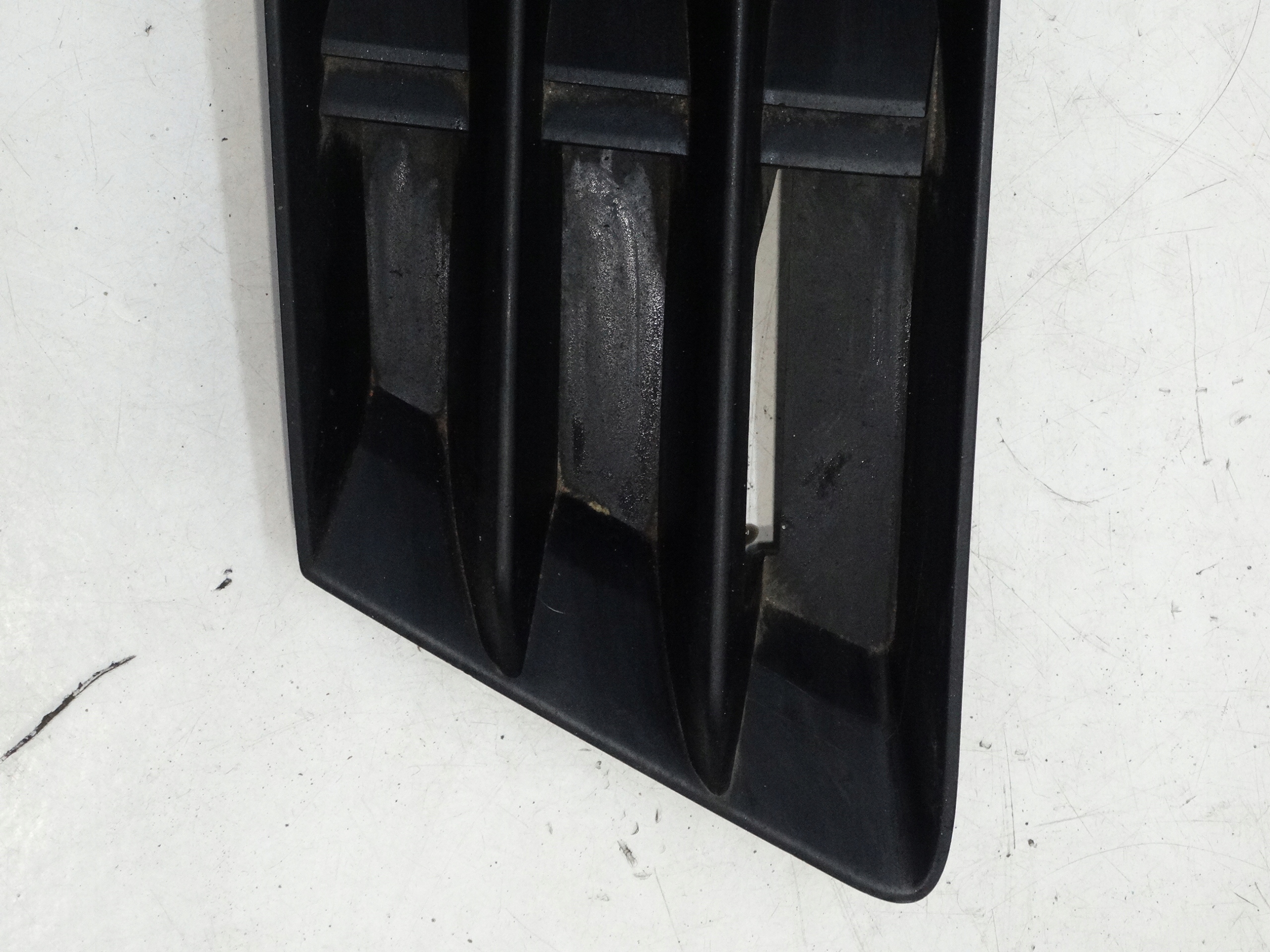grid of a bumper left front AUDI A4 B9 8W0807681B 15-24r.