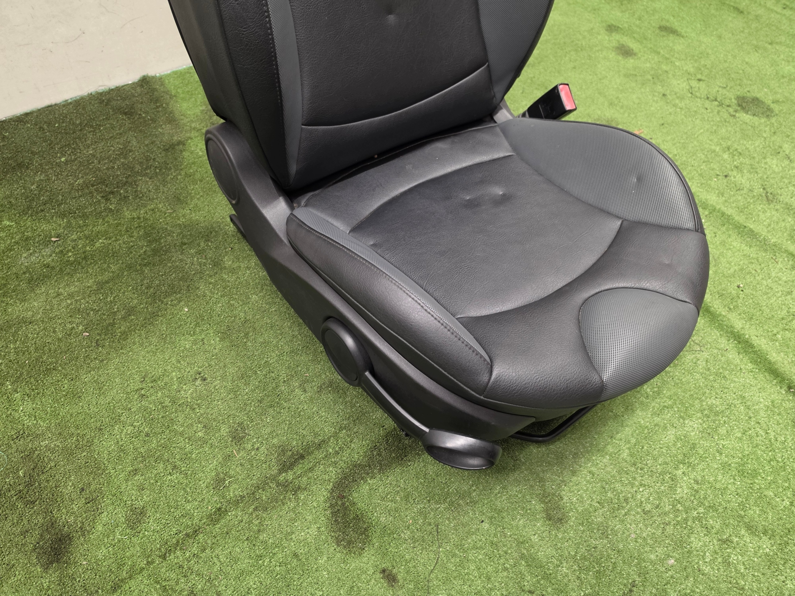 MINI R55 sedačka spolujazdca EU koža vyhrievaný