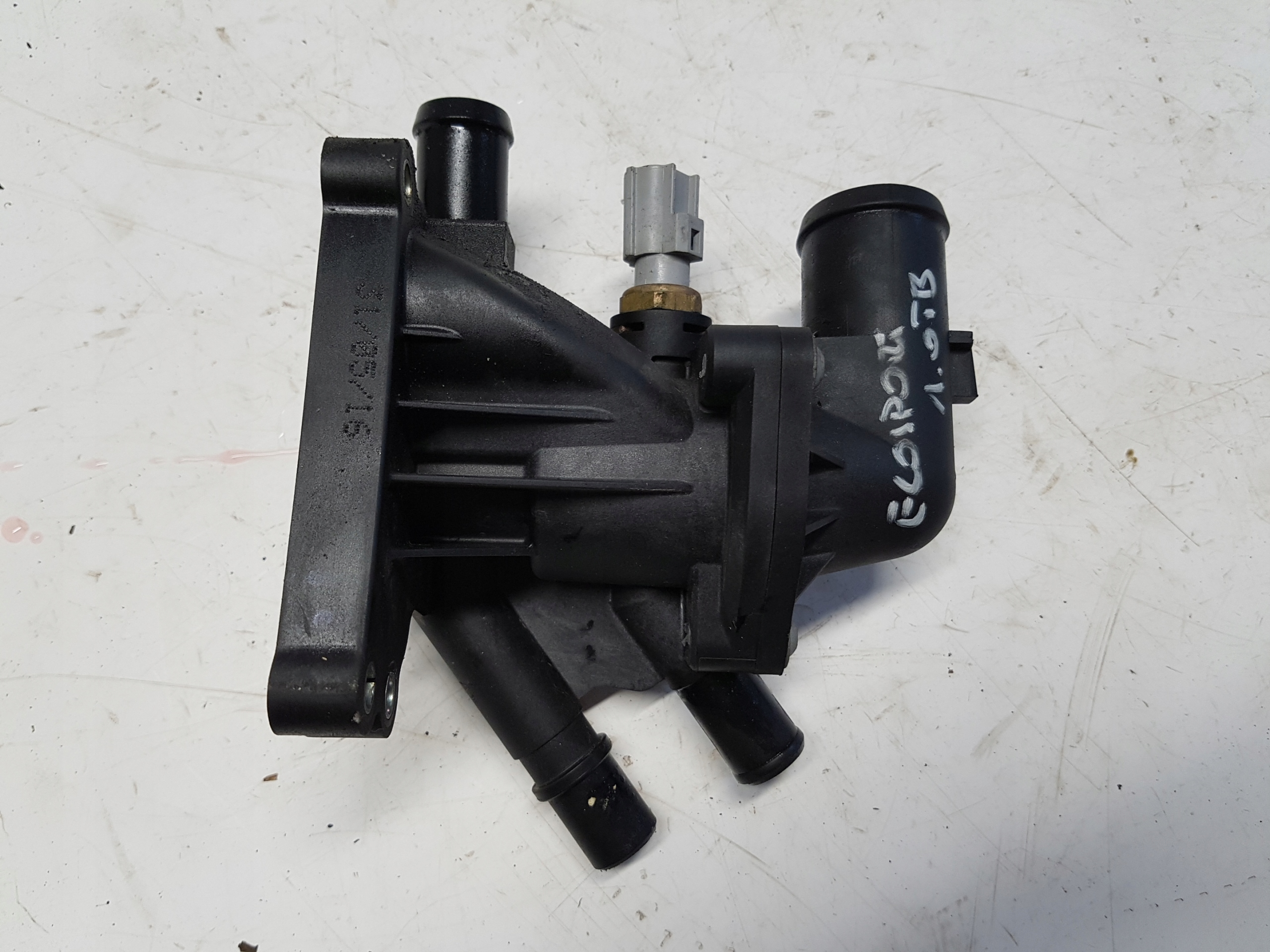 FORD ECOSPORT OBUDOWA TERMOSTATU CM5G9K478GA Numer katalogowy części CM5G9K478GA