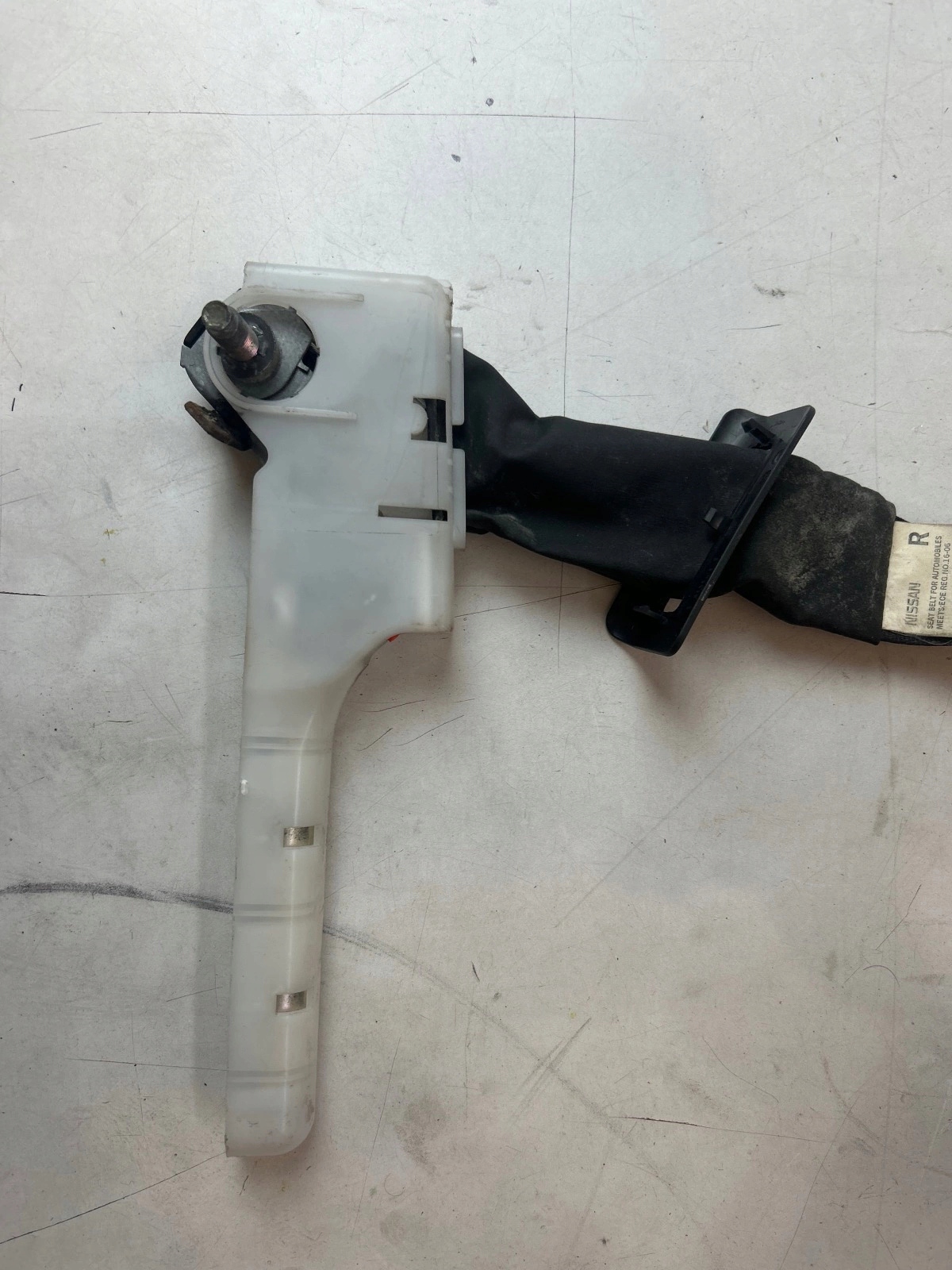 tension belt safety front front right Nissan Pulsar