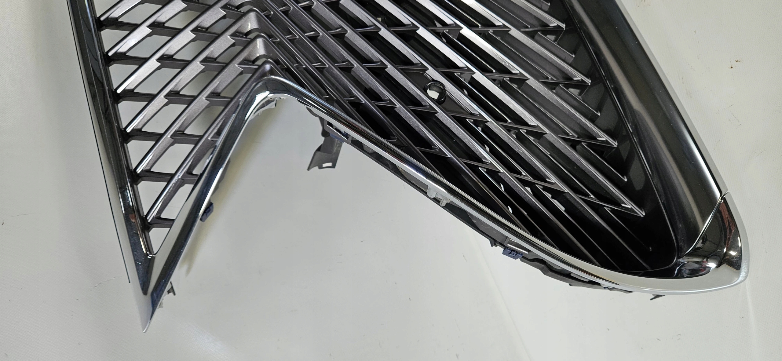 ATRAPA GRILL CHROM LEXUS LS POD KAMERE / PDC ORYG Kolor srebrny