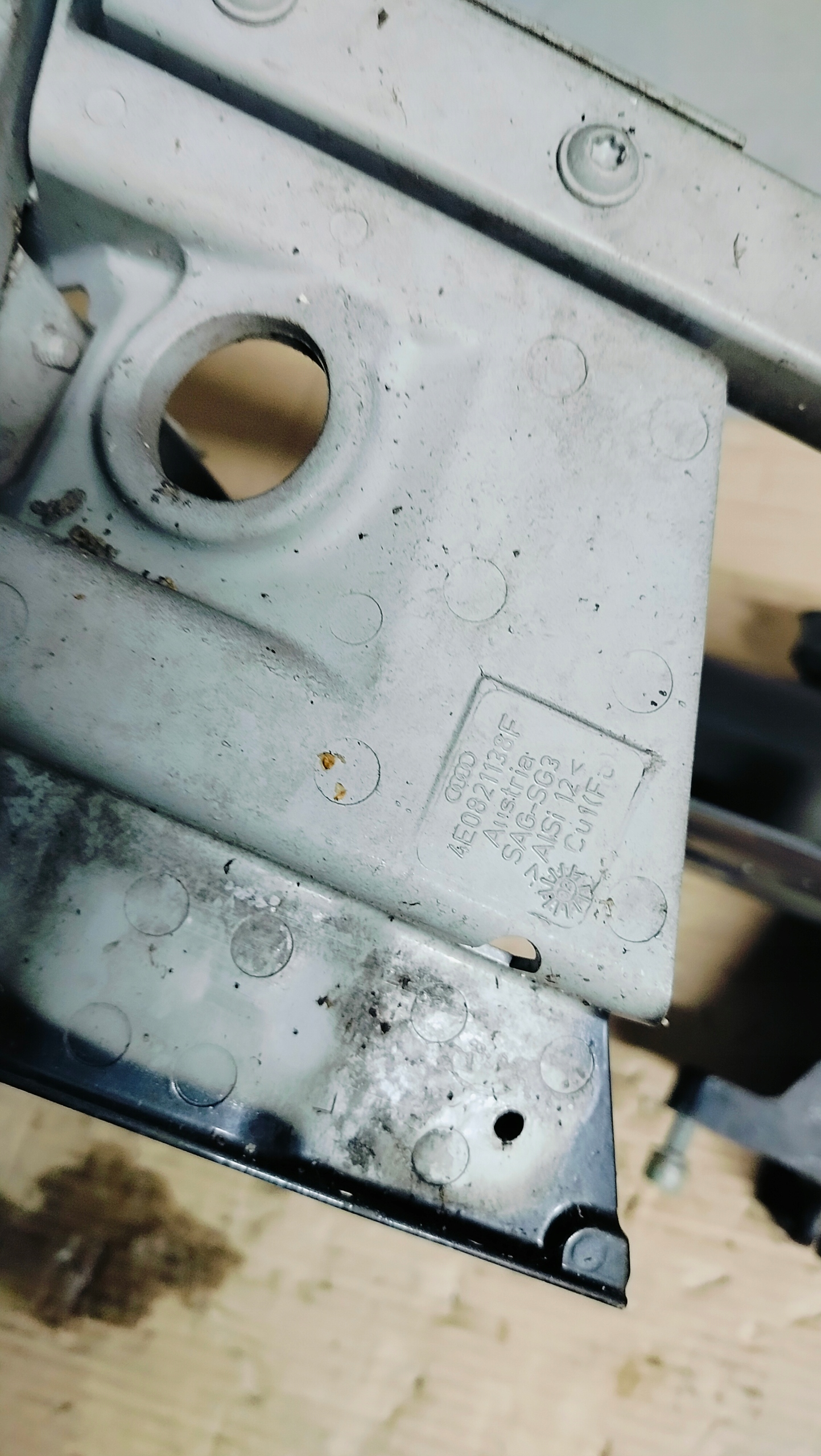 bracket console of a fender right front holder AUDI A8 D3 beam tip