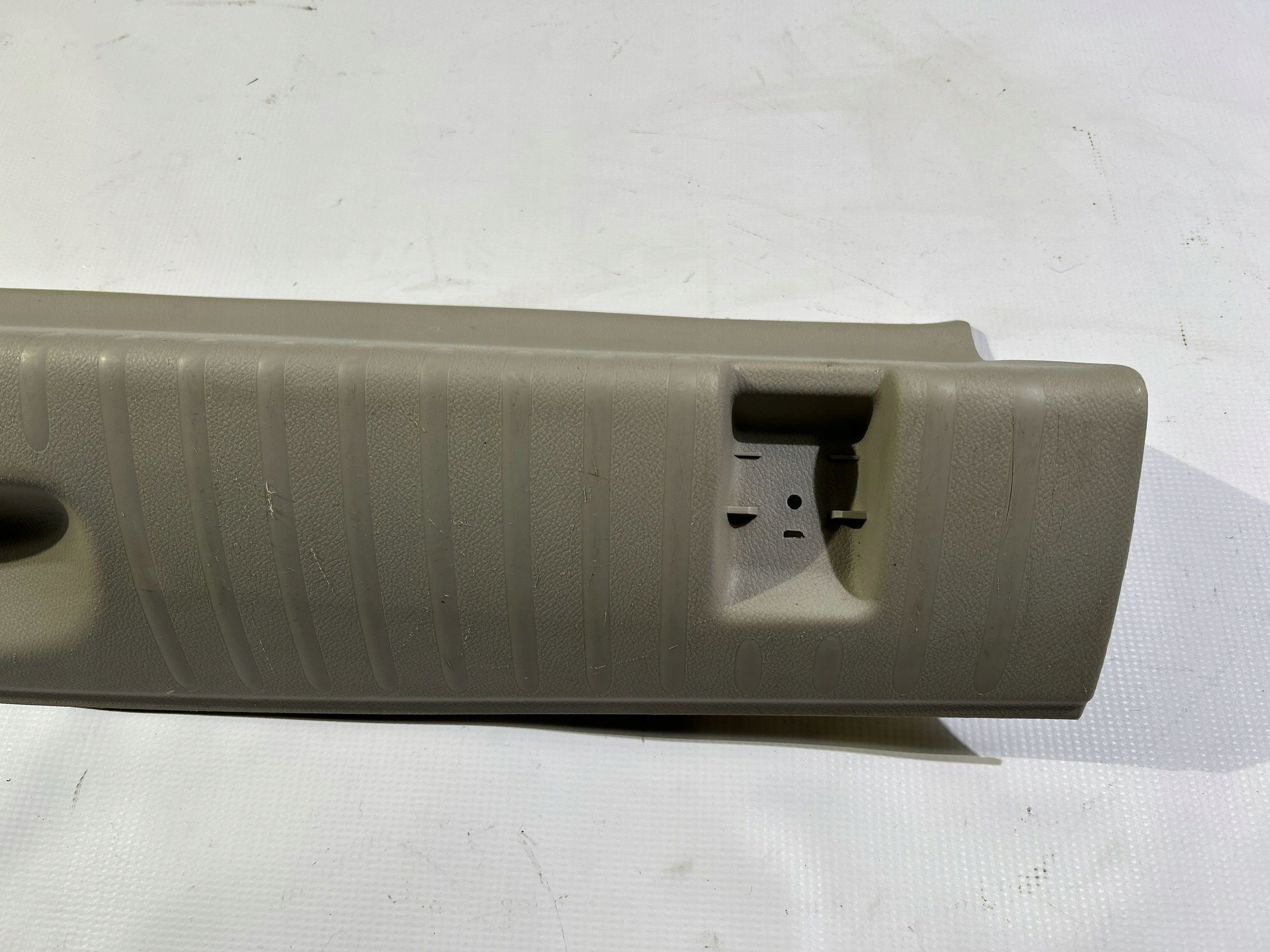 cover of the threshold supports boot covering side Chrysler Pacifica 2017