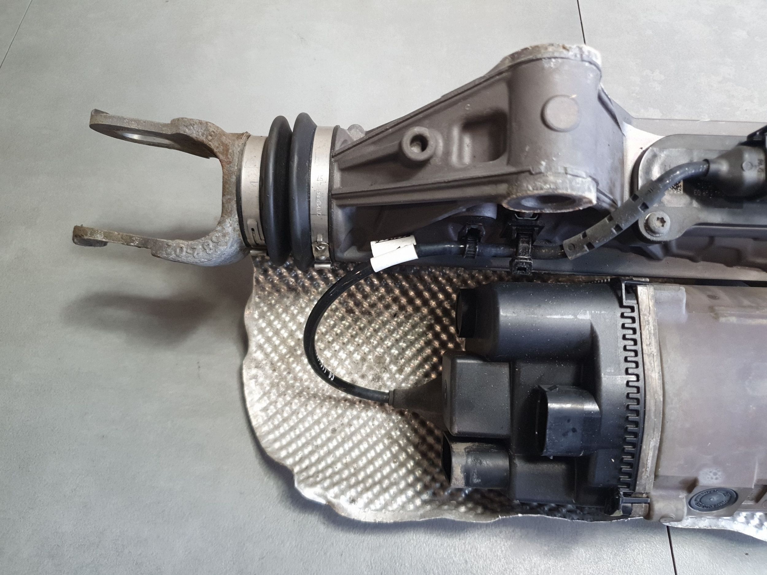 Audi Q7 4M control skretna osi rear part 4M0501055F