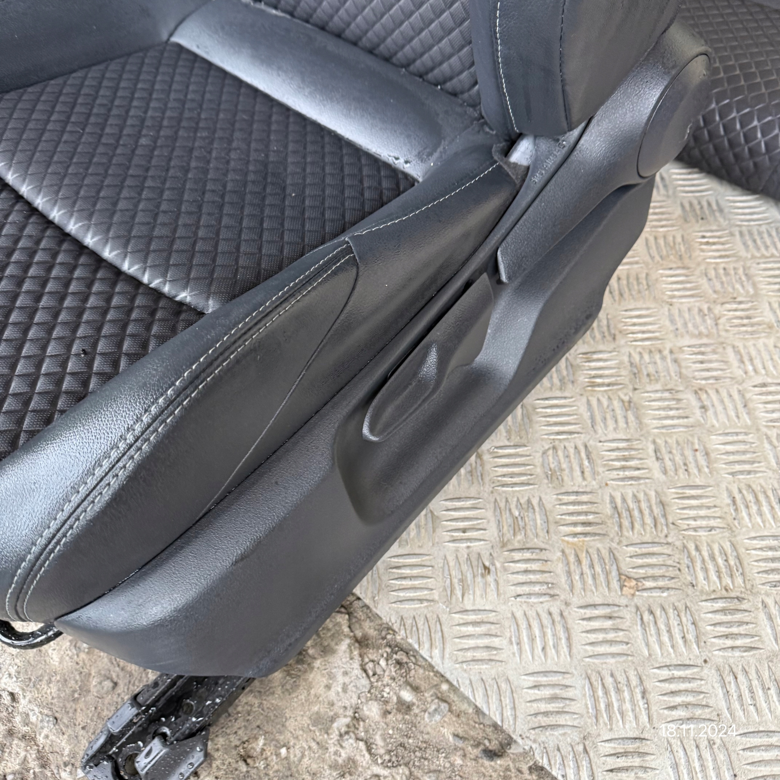 SITZE HALBLEDER KOMPLET TOYOTA YARIS CROSS