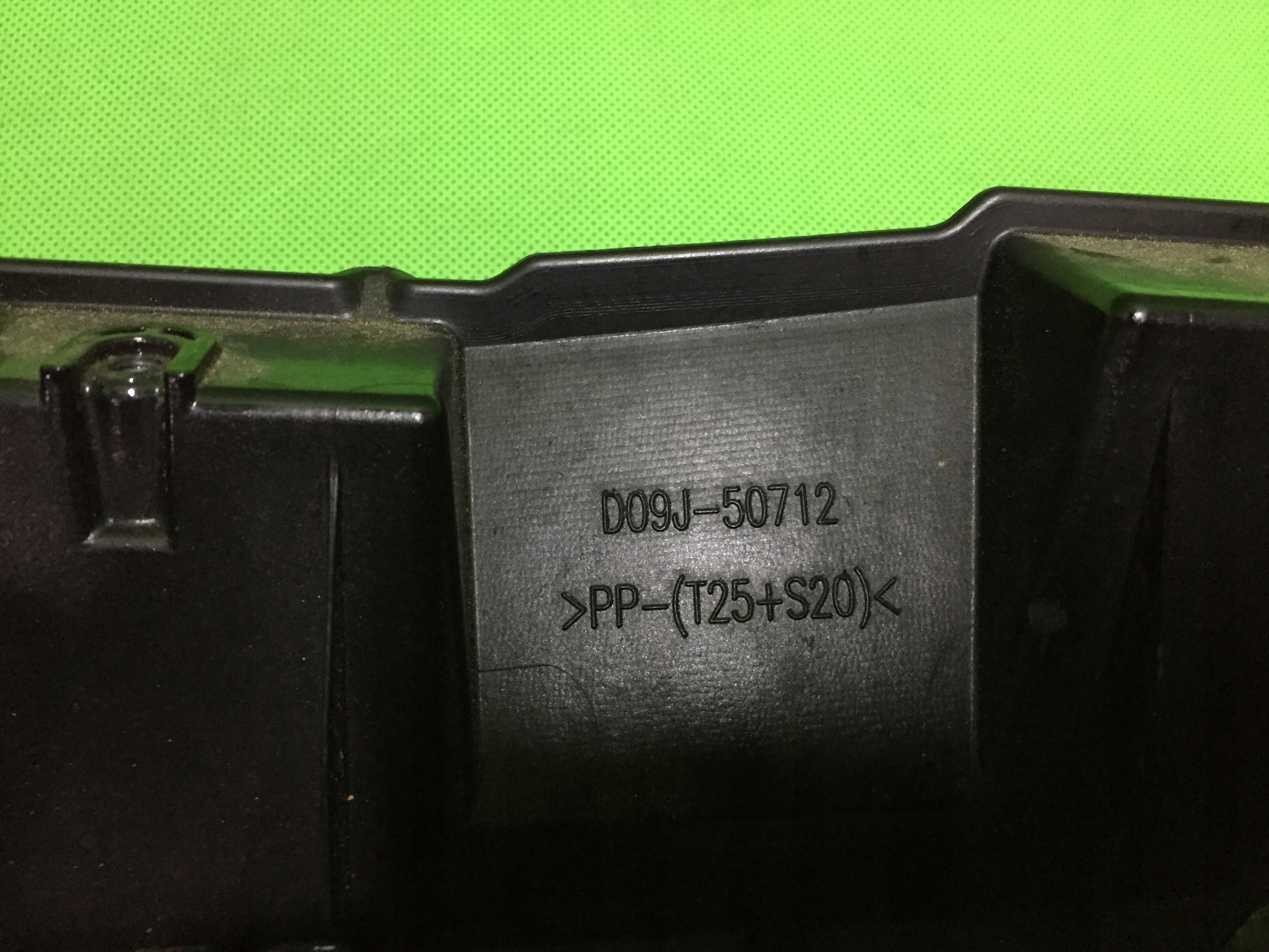 mazda oe D09J-50712 решетка радиатора
