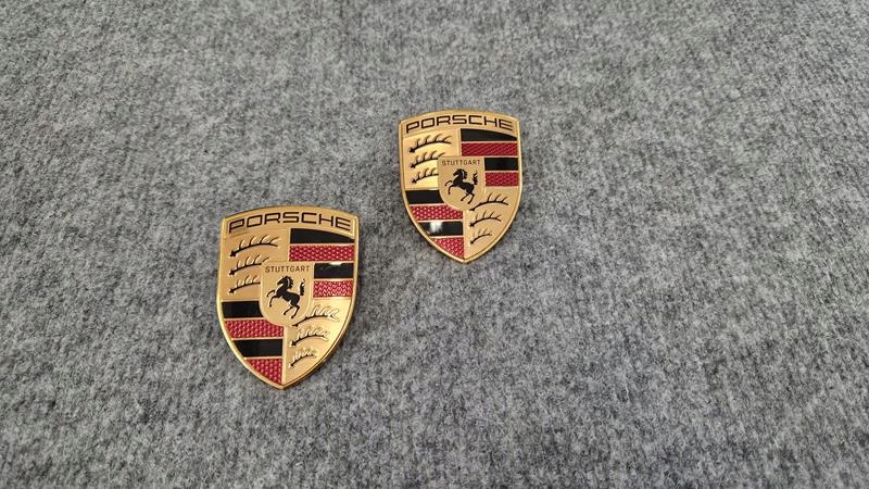 PORSCHE MACAN 95 95C 95C853601 ZNACZEK EMBLEMAT LOGO MASKI NOWY ORYGINAŁ