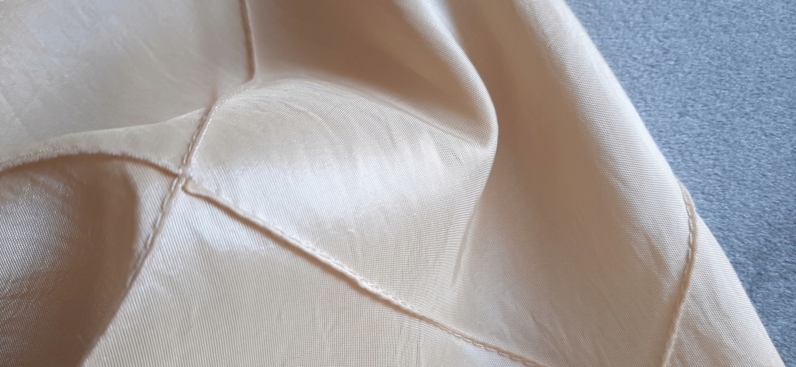 POSZEWKA beżowa ELEGANCKA matowa satyna 40x40 Szerokość produktu 40 cm