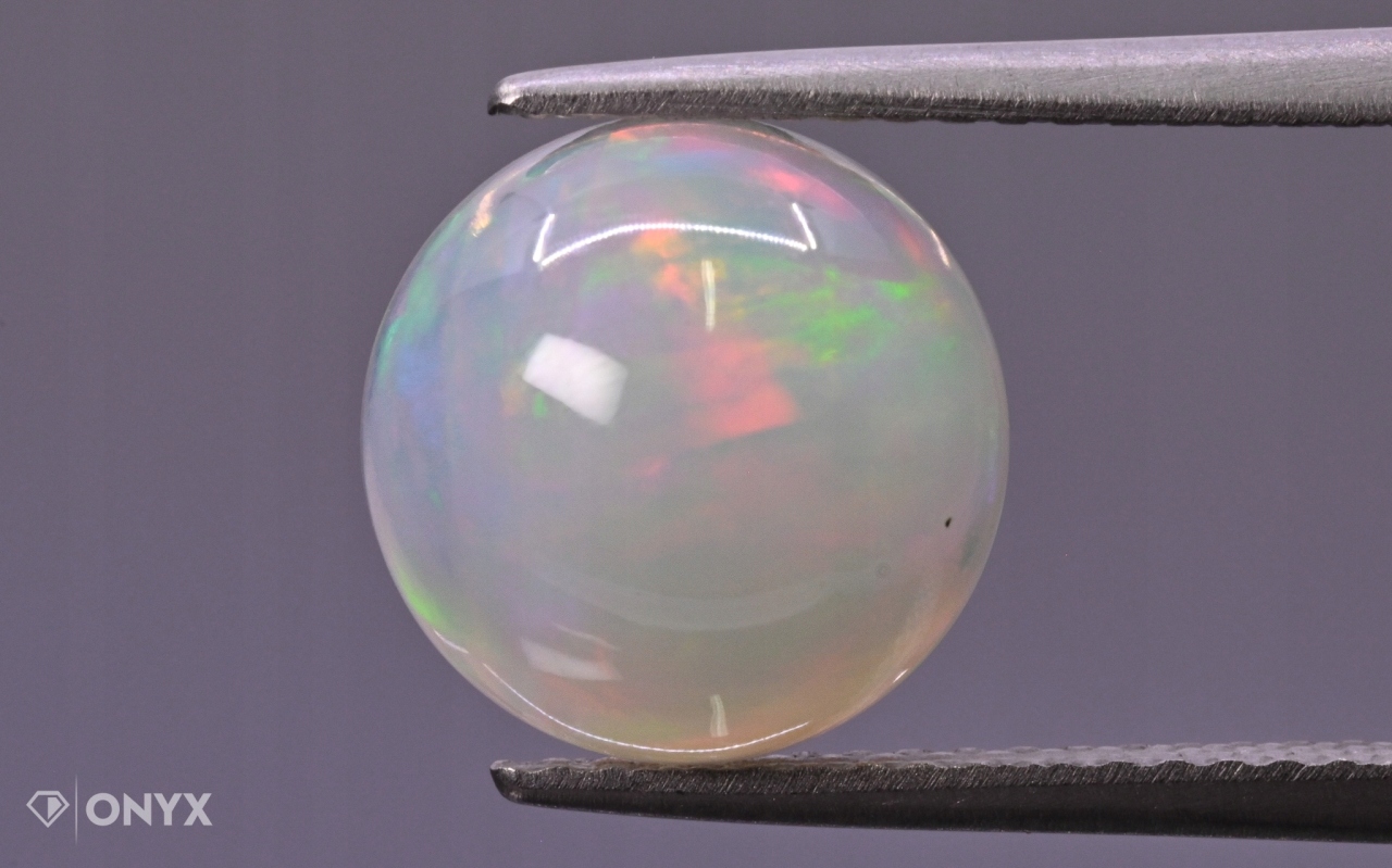 Opál z Etiopie kabošon kulatý o průměru 10 mm