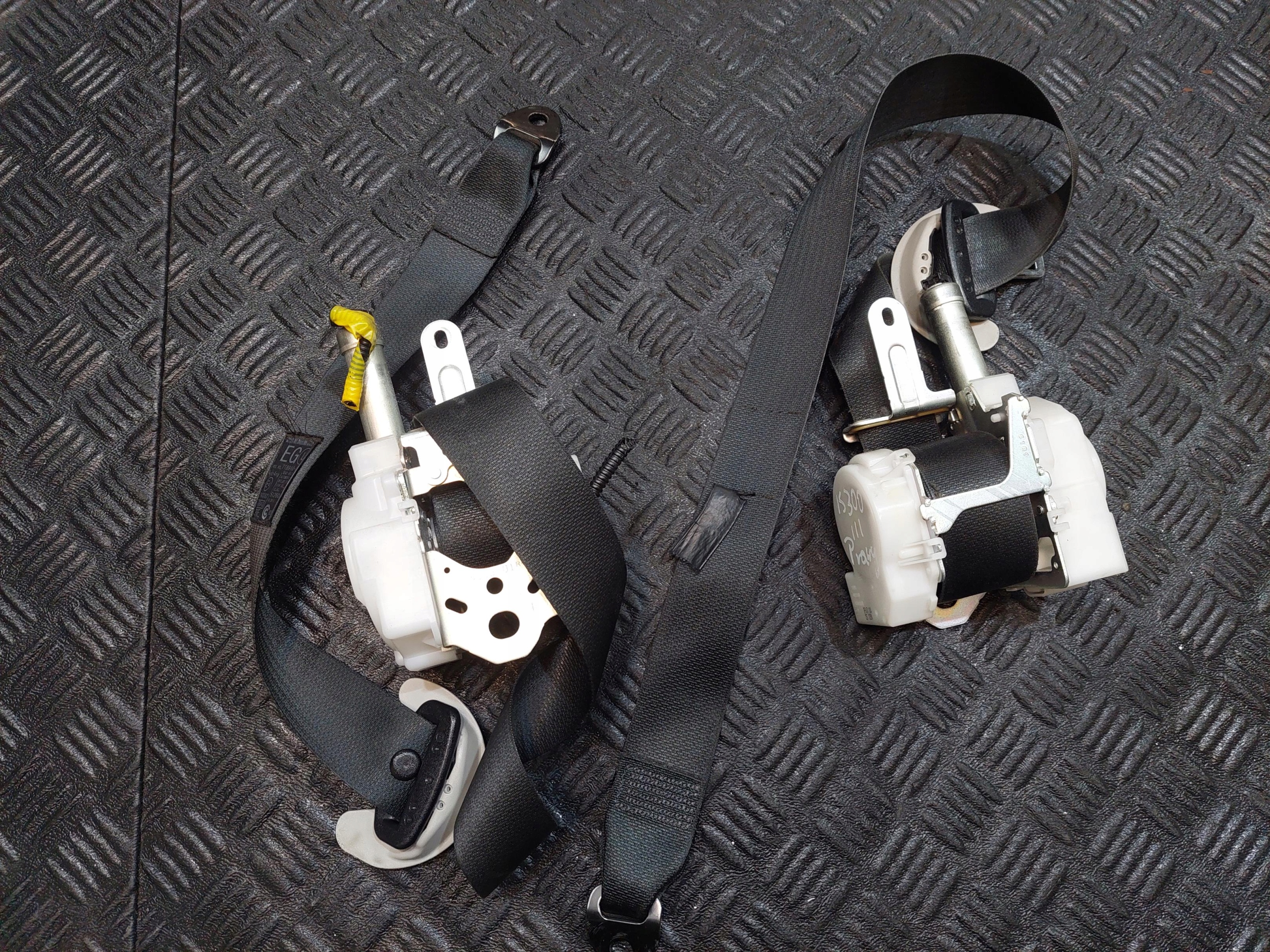 tension belt safety front front left right LEXUS IS III 300 H