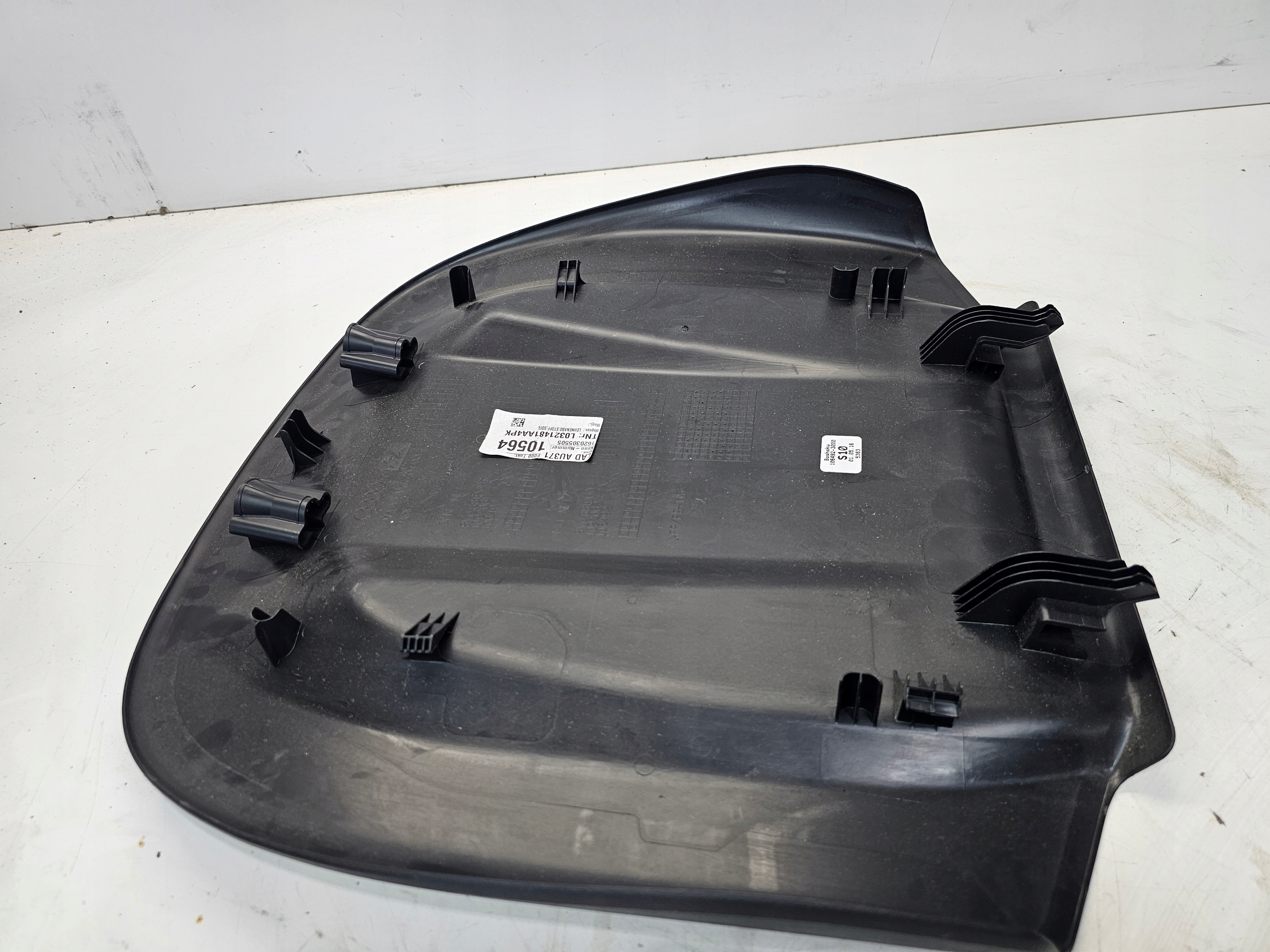 fedél hátso üllés AUDI A3 8V 8V0881969 cierna