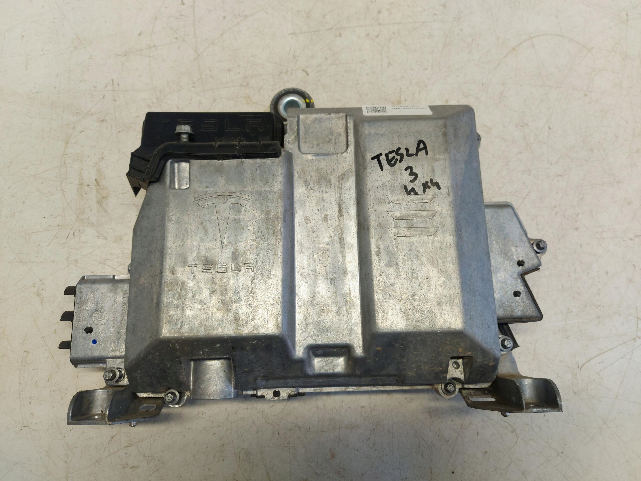 TESLA MODEL 3 Bedienteil Achsträgers 1118182-00-K