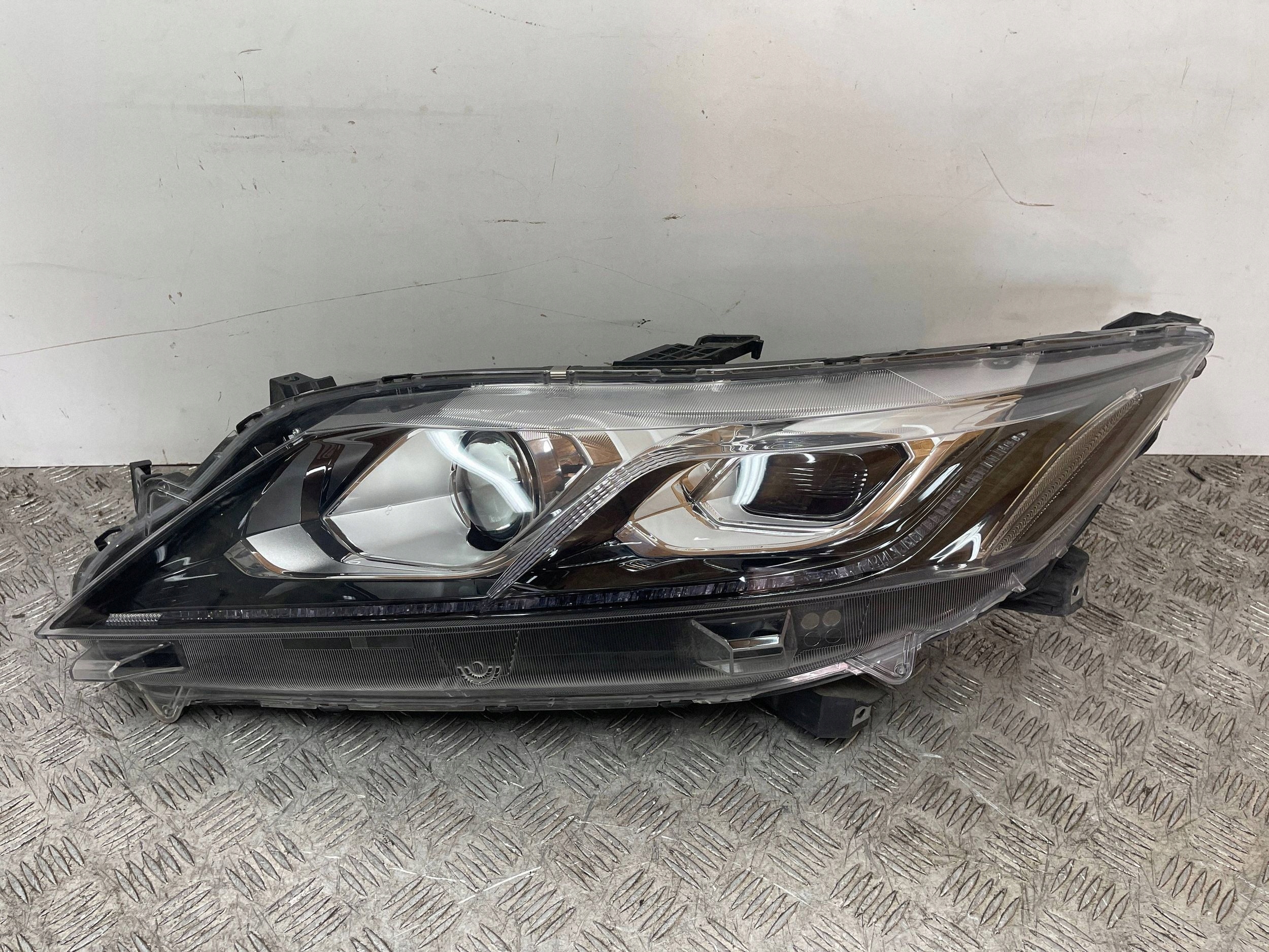 REFLEKTOR front side left MITSUBISHI ECLIPSE CROSS 17- LED