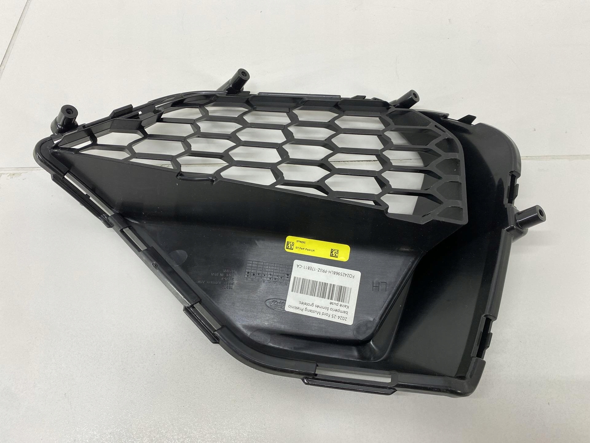 grid of a bumper left side Ford Mustang 7 S650 (2023 - 2026)
