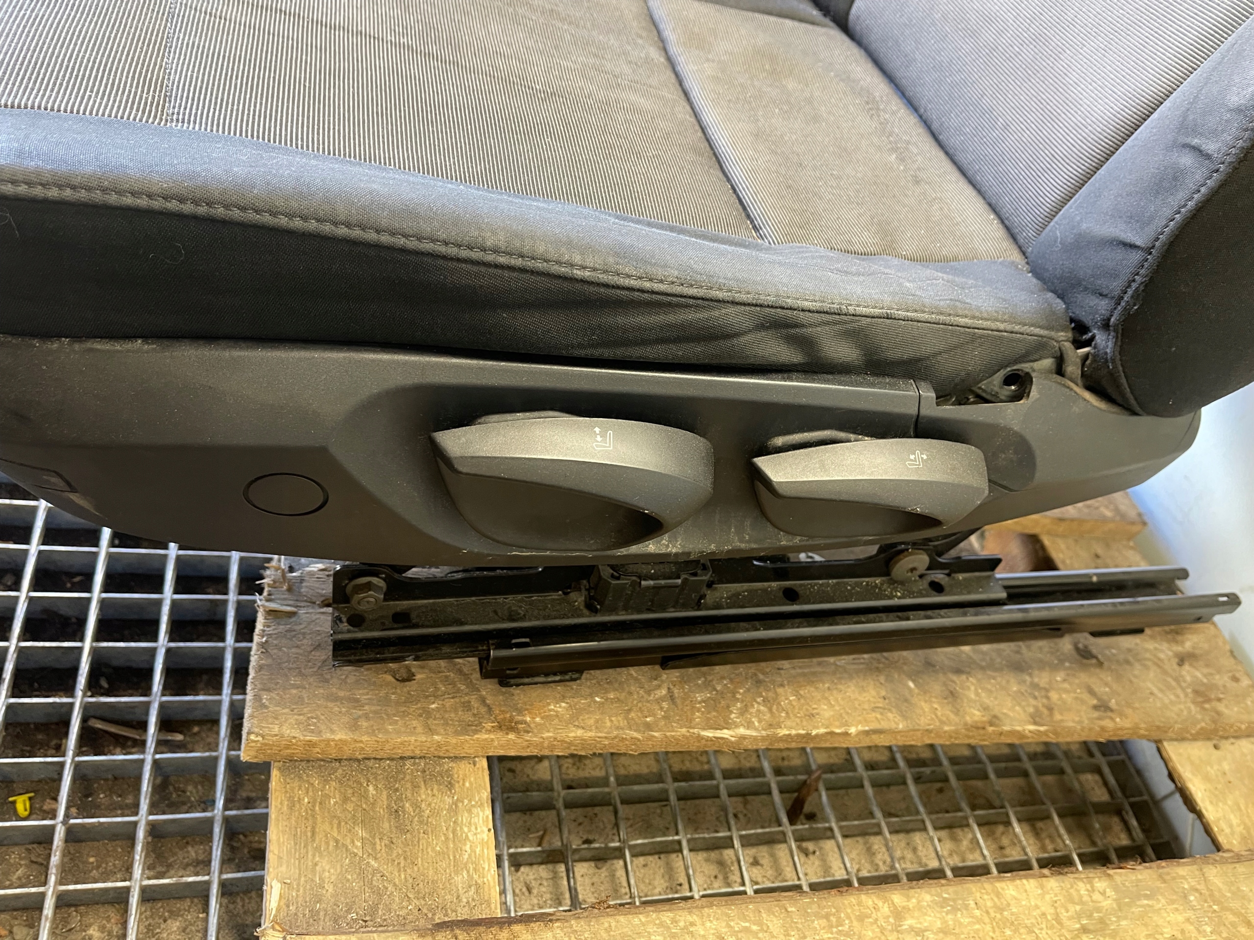 seat front front left BMW E87 driver´s europa
