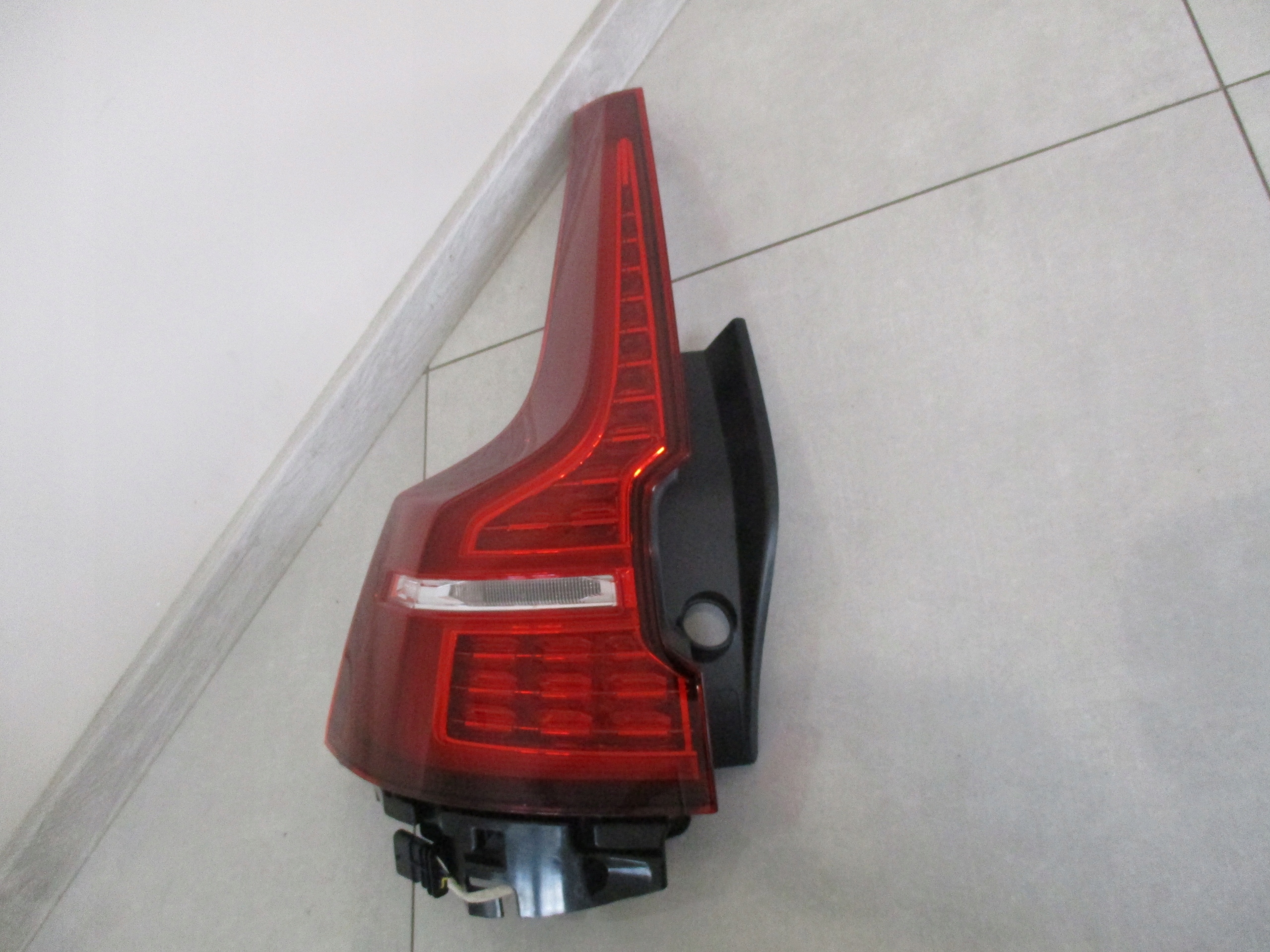 light left rear part Volvo V60 II 18r- 32228898