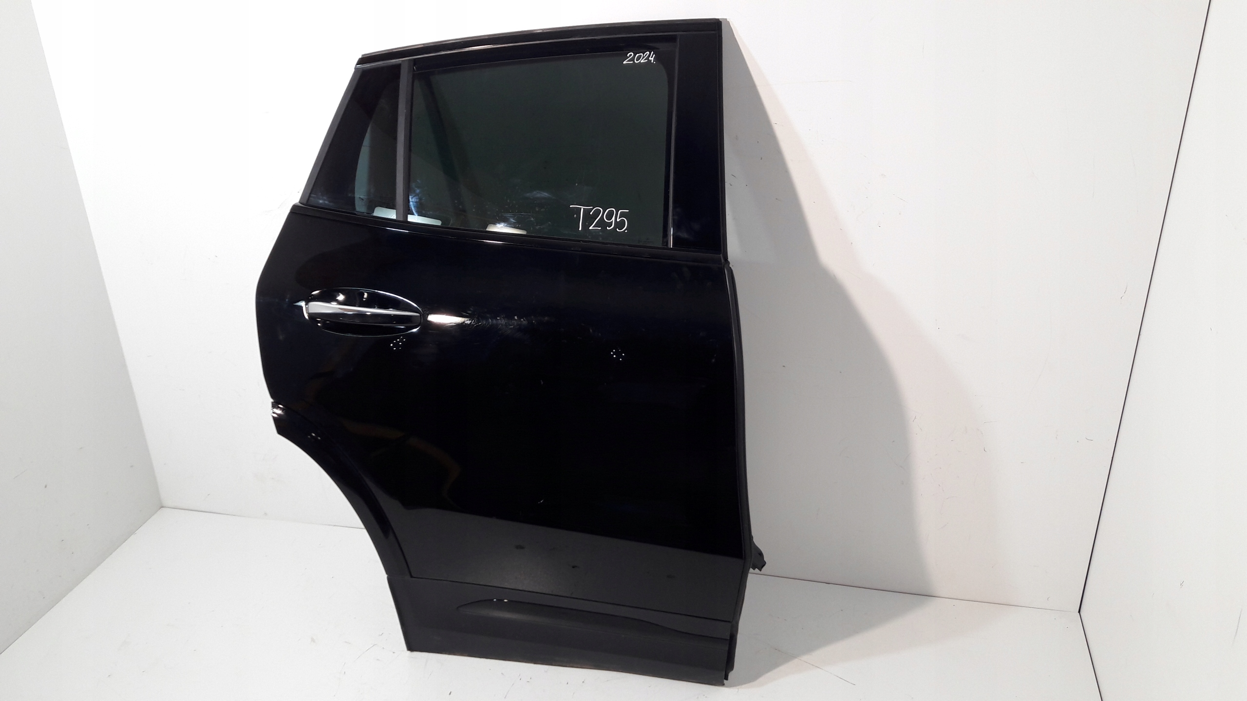 door MERCEDES GLA H247 right rear. (T295)
