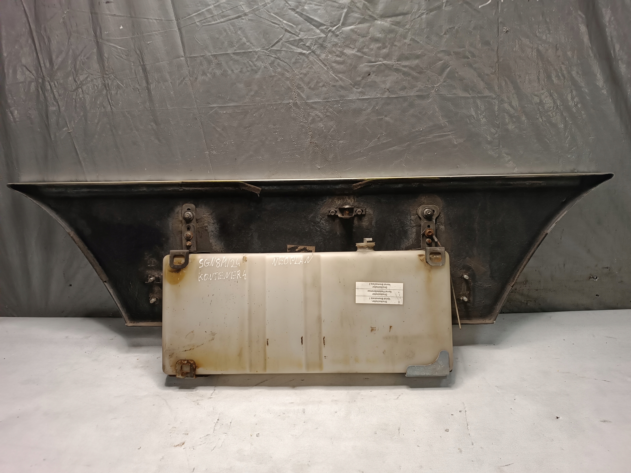 washer fluid tank AUTOBUS NEOPLAN M4411