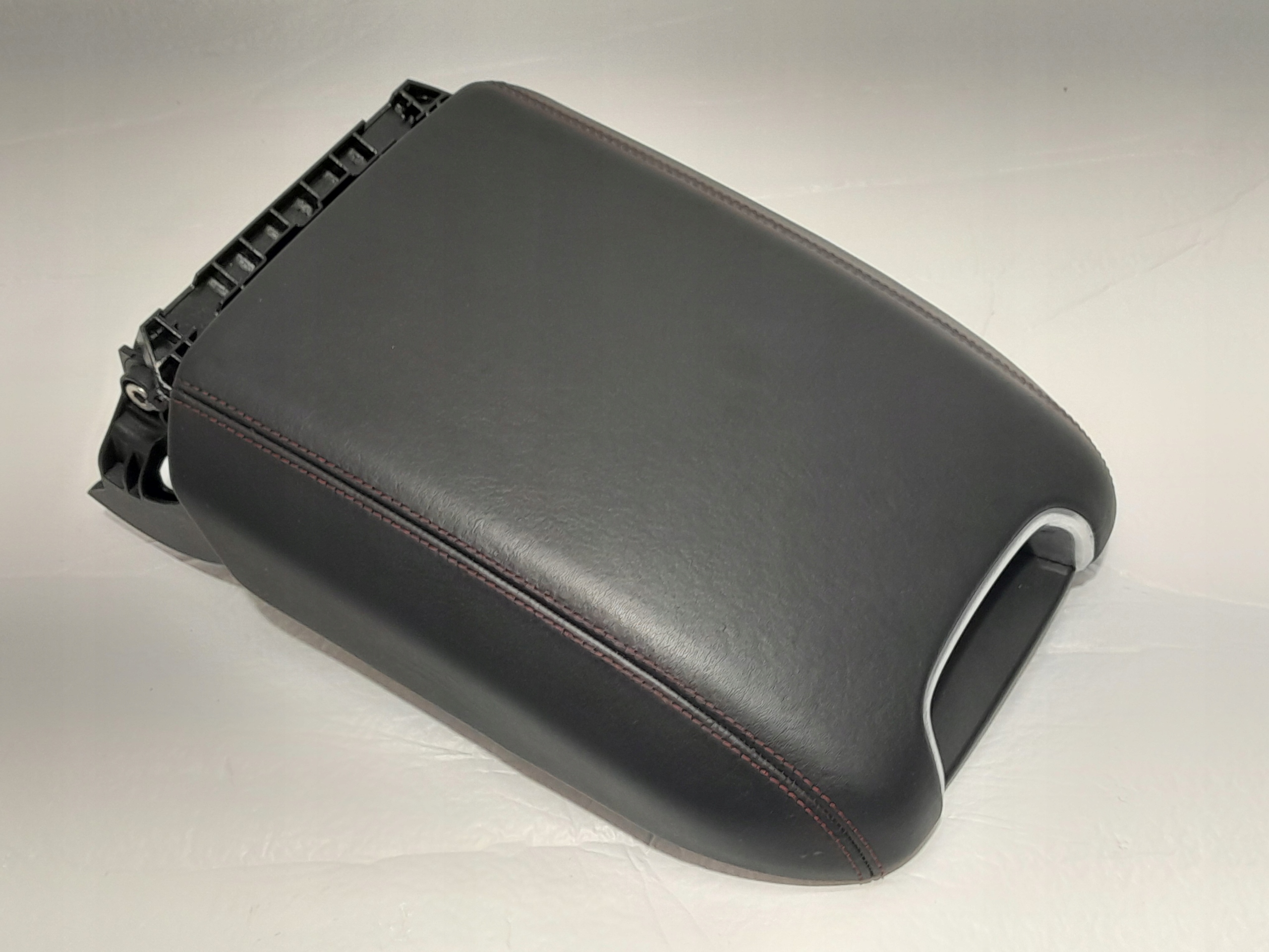PORSCHE CAYENNE 9Y armrest leather red NIC 9Y0864101B