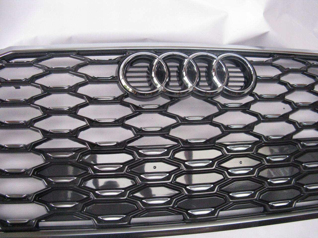 решетка радиатора Q3 s-line 83F853651A 83A хром