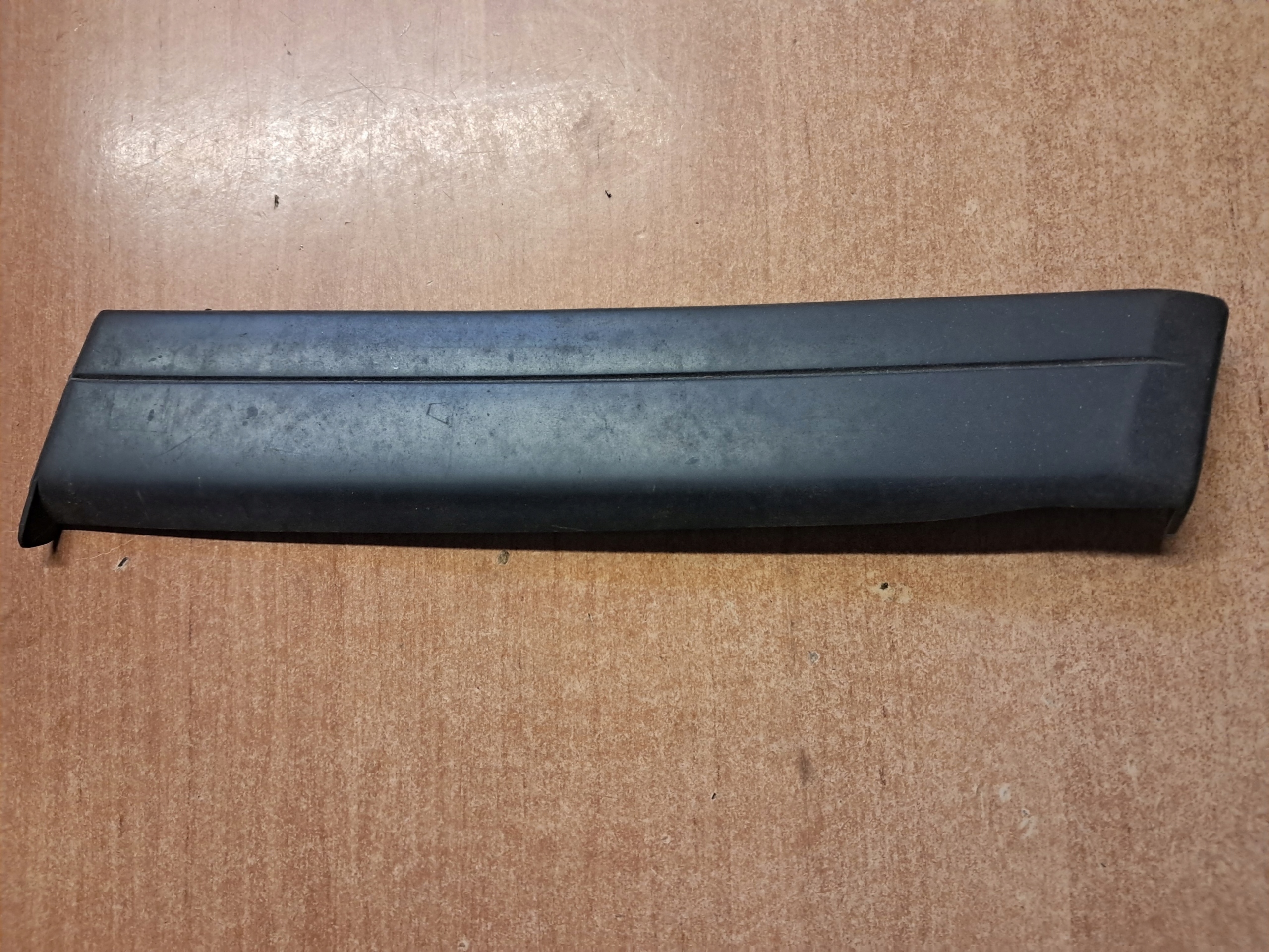 lišta blatníku pravý předek DOL MERCEDES W124 1246901062