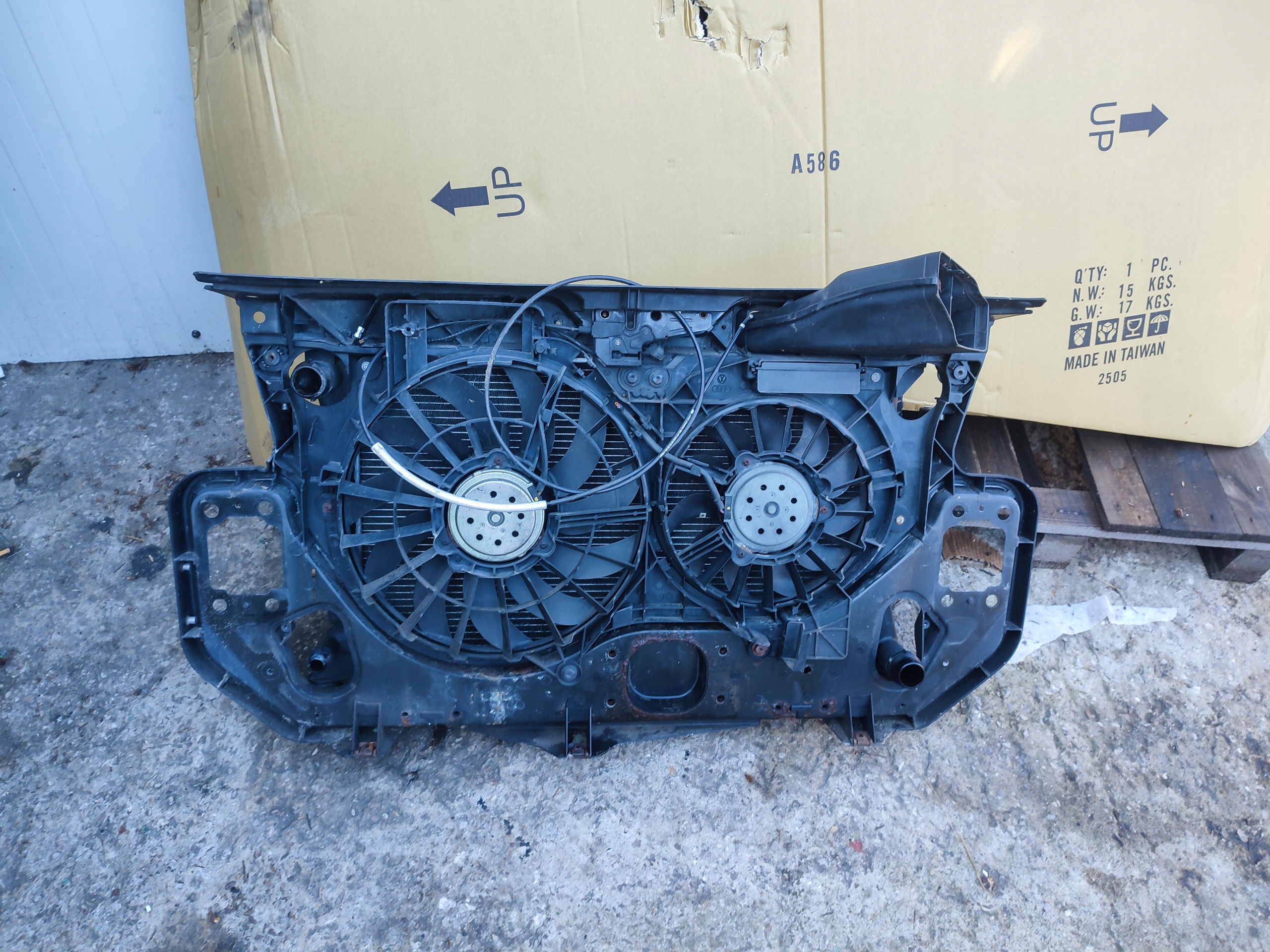support panel for radiators komplet of radiators Audi A6 c6 3.2 tfsi