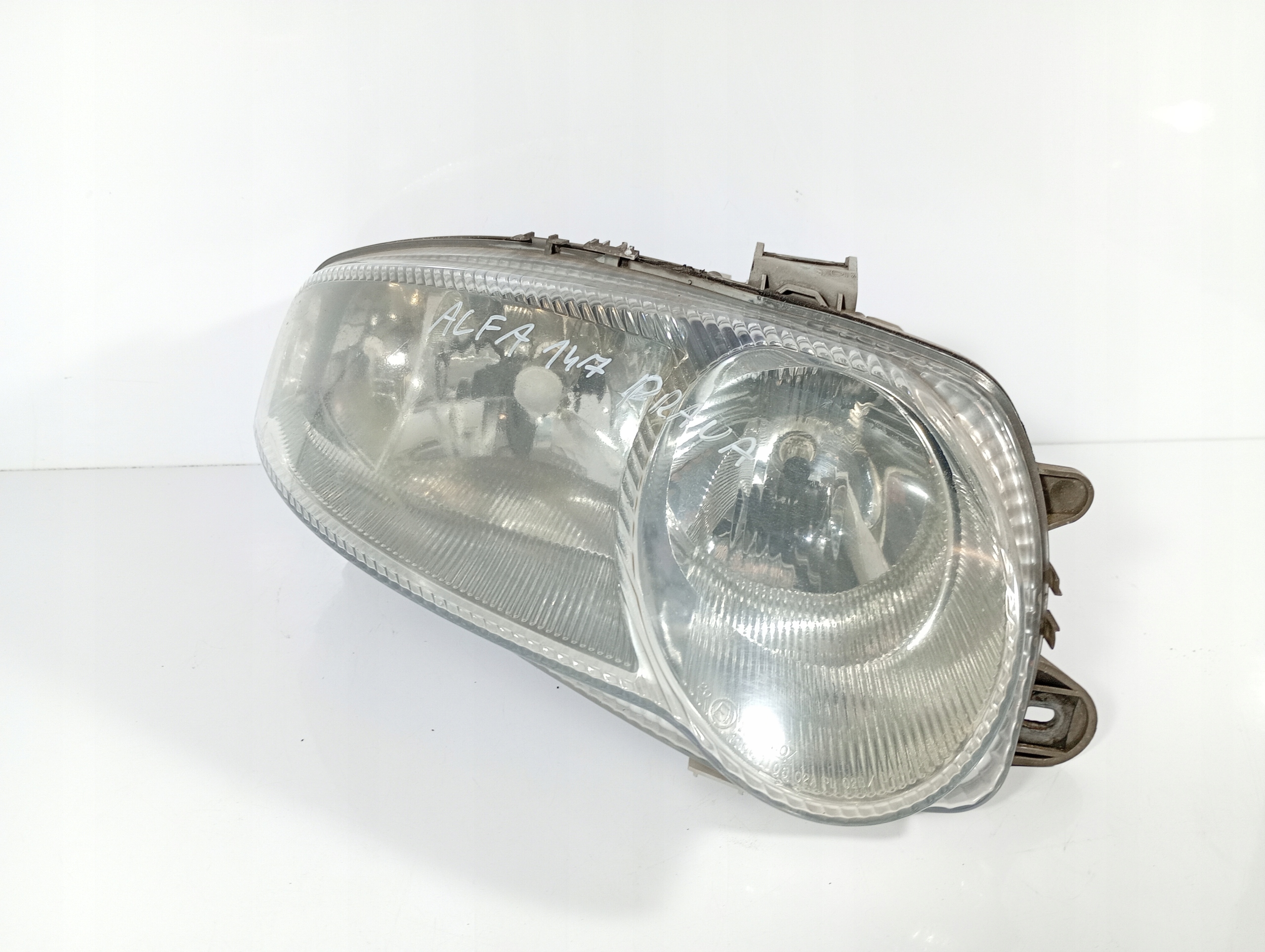 Alfa Romeo 147 KOMBI 00-10 REFLEKTOR light right front front 0301186204