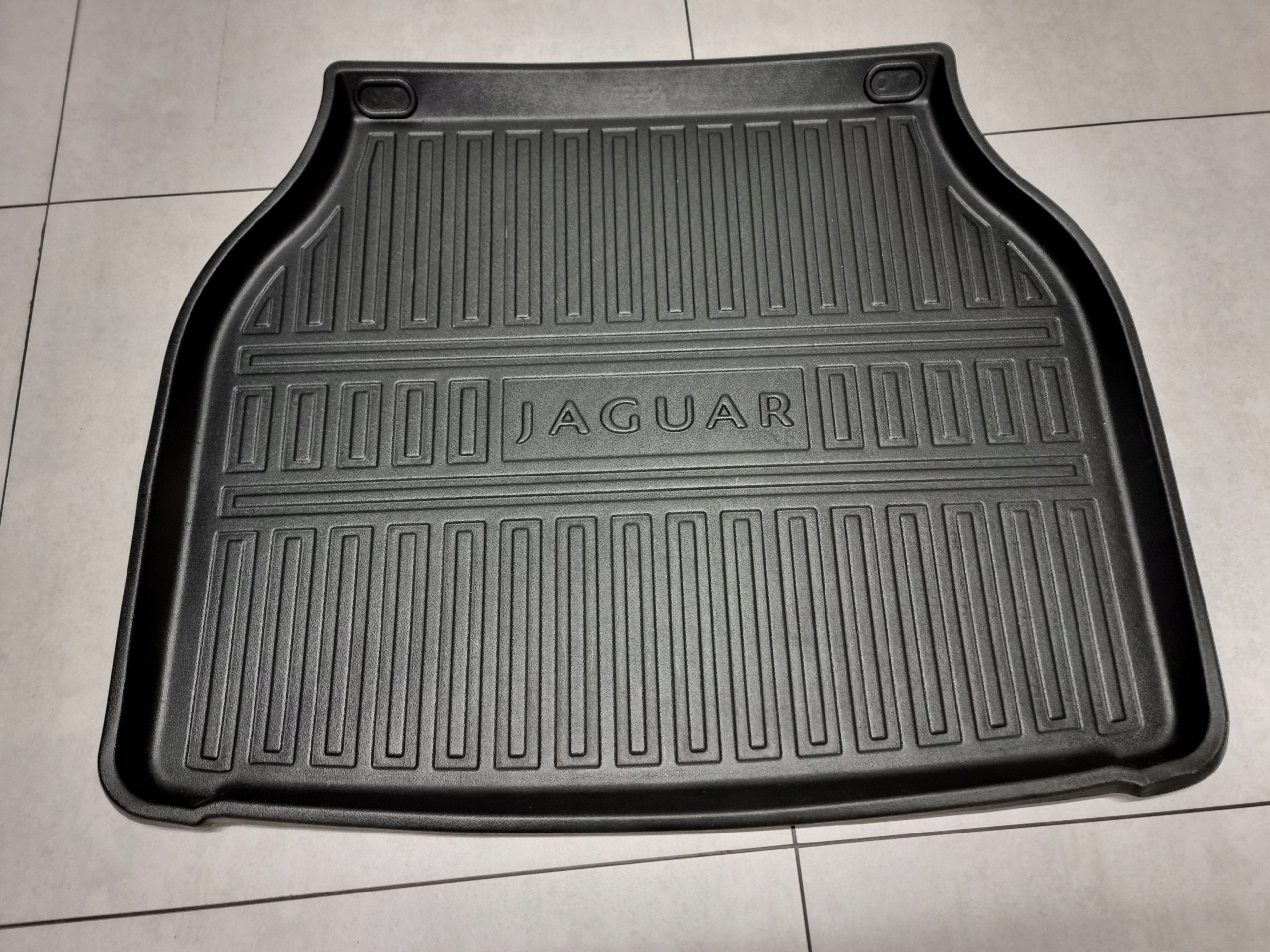 mata bagażnika Jaguar XJ x351 2009 - 2019 oryginalna z logo AW9M-130D00-AA Numer katalogowy producenta AW9M-130D00-AA