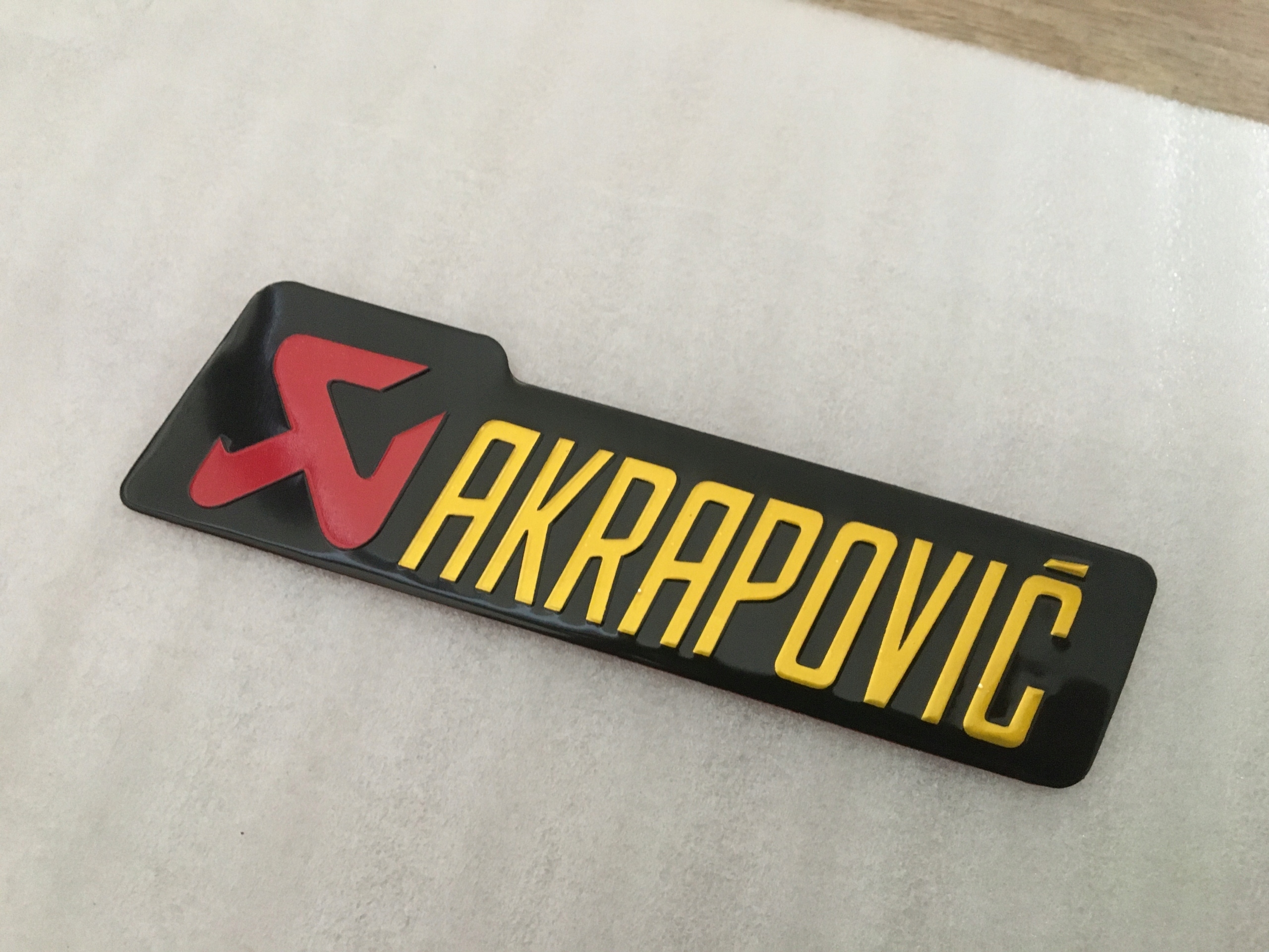 EMBLEMAT NAPIS ALU NAKLEJKA WYDECHU MOTOCYKLA MOTORU 10x2,6 CM Numery katalogowe zamienników EMBLEMAT HONDA NAKLEJKA HONDA EMBLEMAT SUZUKI NAKLEJKA SUZUKI EMBLEMAT YAMAHA NAKLEJKA YAMAHA NAKLEJKA KTM EMBLEMAT KTM NAKLEJKA DUCAT EMBLEMAT DUCAT EMBLEMAT APRILIA NAKLEJKA APRILIA