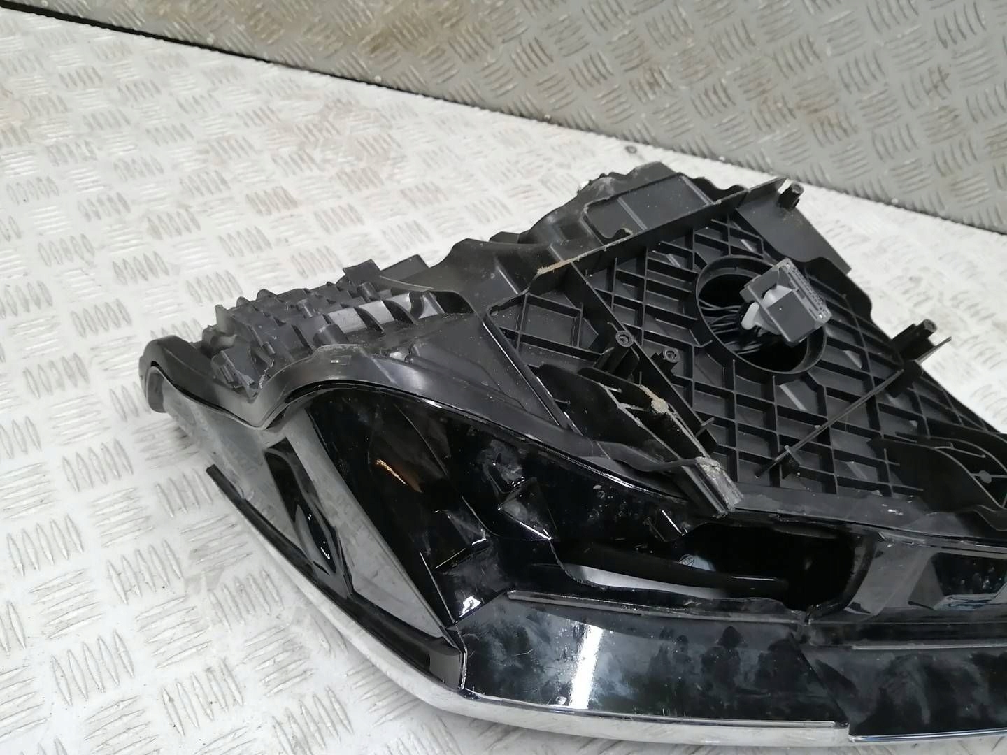 RR передняя левая volvo EX30 80000401