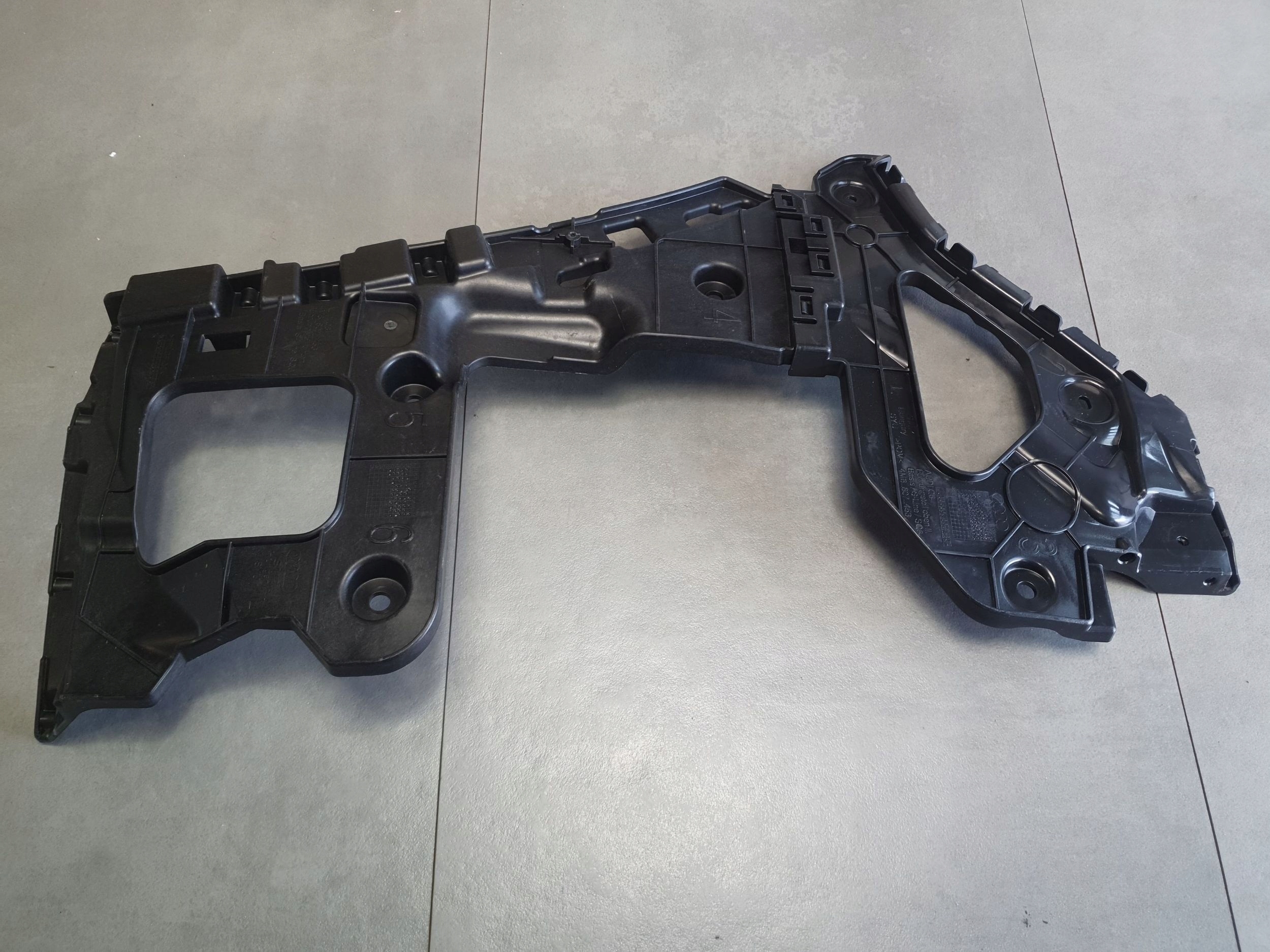 Audi Q8 bumper bracket of the rear left 4M8807453
