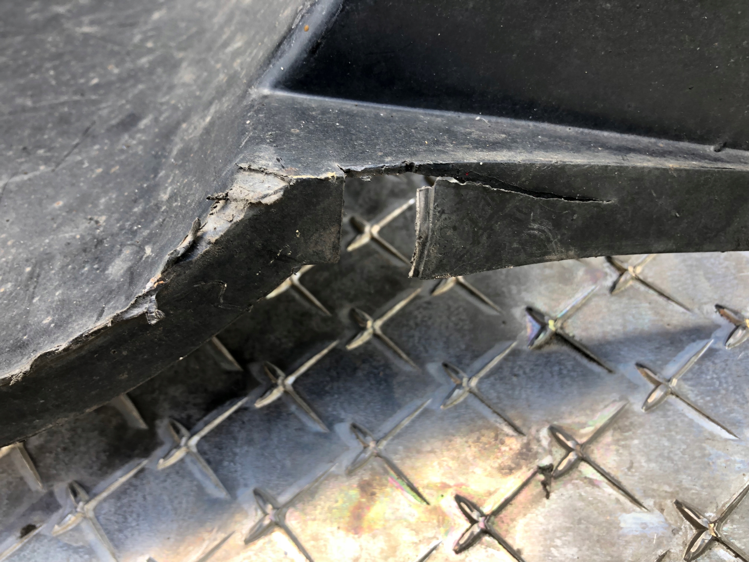 podblatník pravý předek VW POLO 9N 6Q0809958B