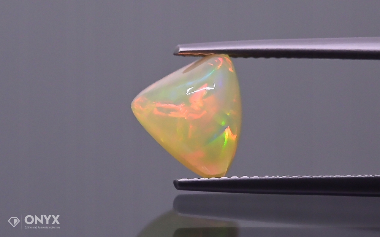 Opál z Etiopie kabošon nepravidelný 10x9 mm