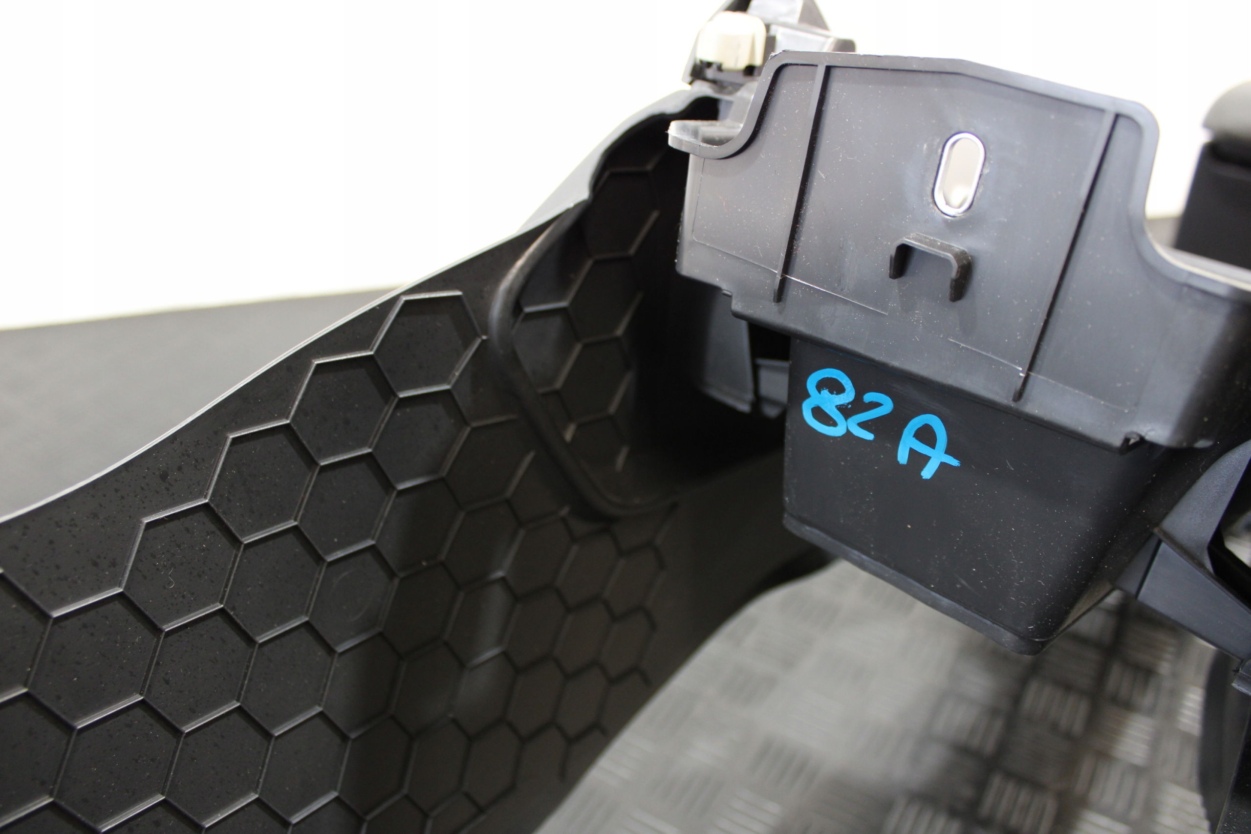 TUNEL central armrest AUDI A1 II 82A