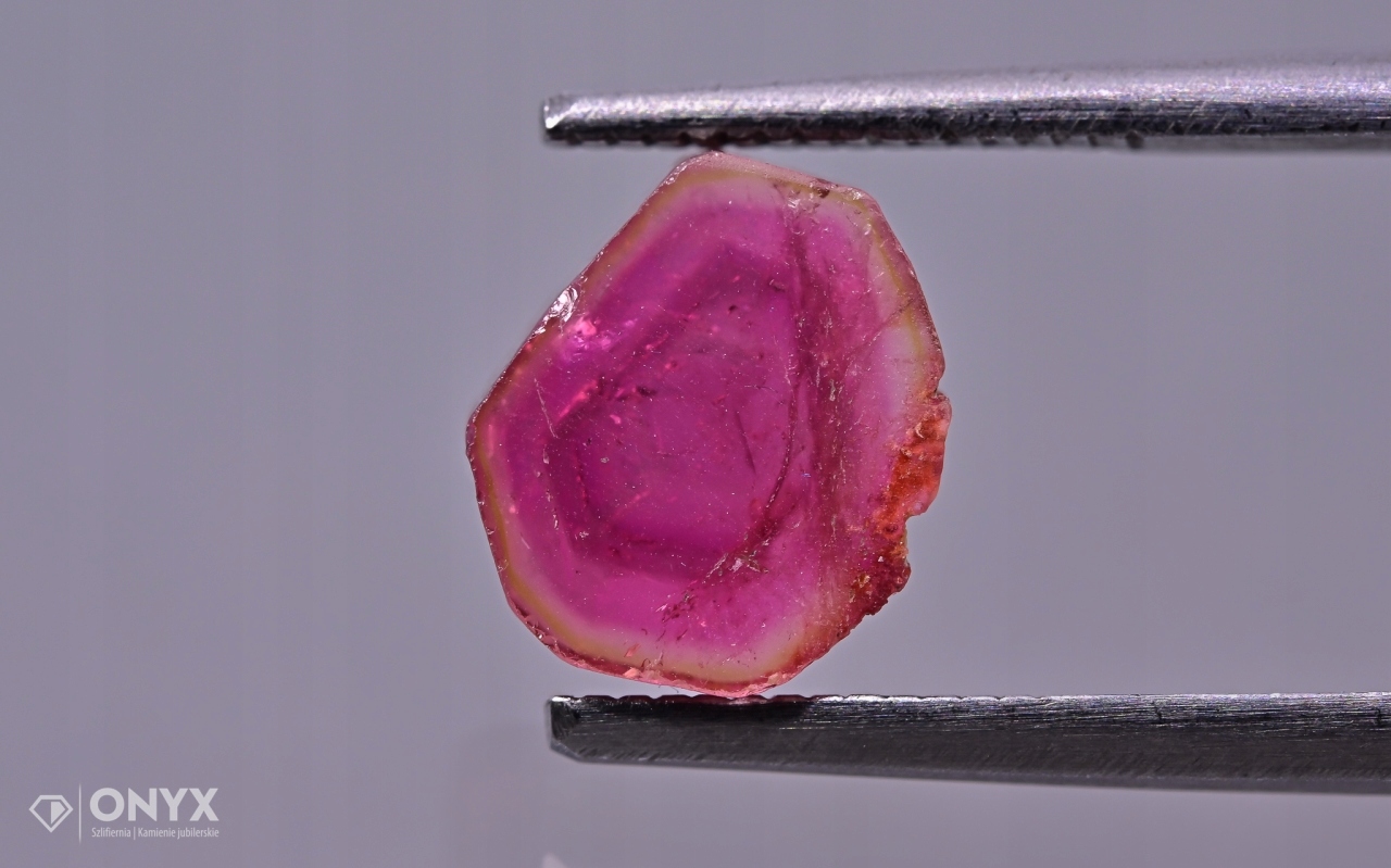 Turmalín nepravidelná deska 9x7,5 mm