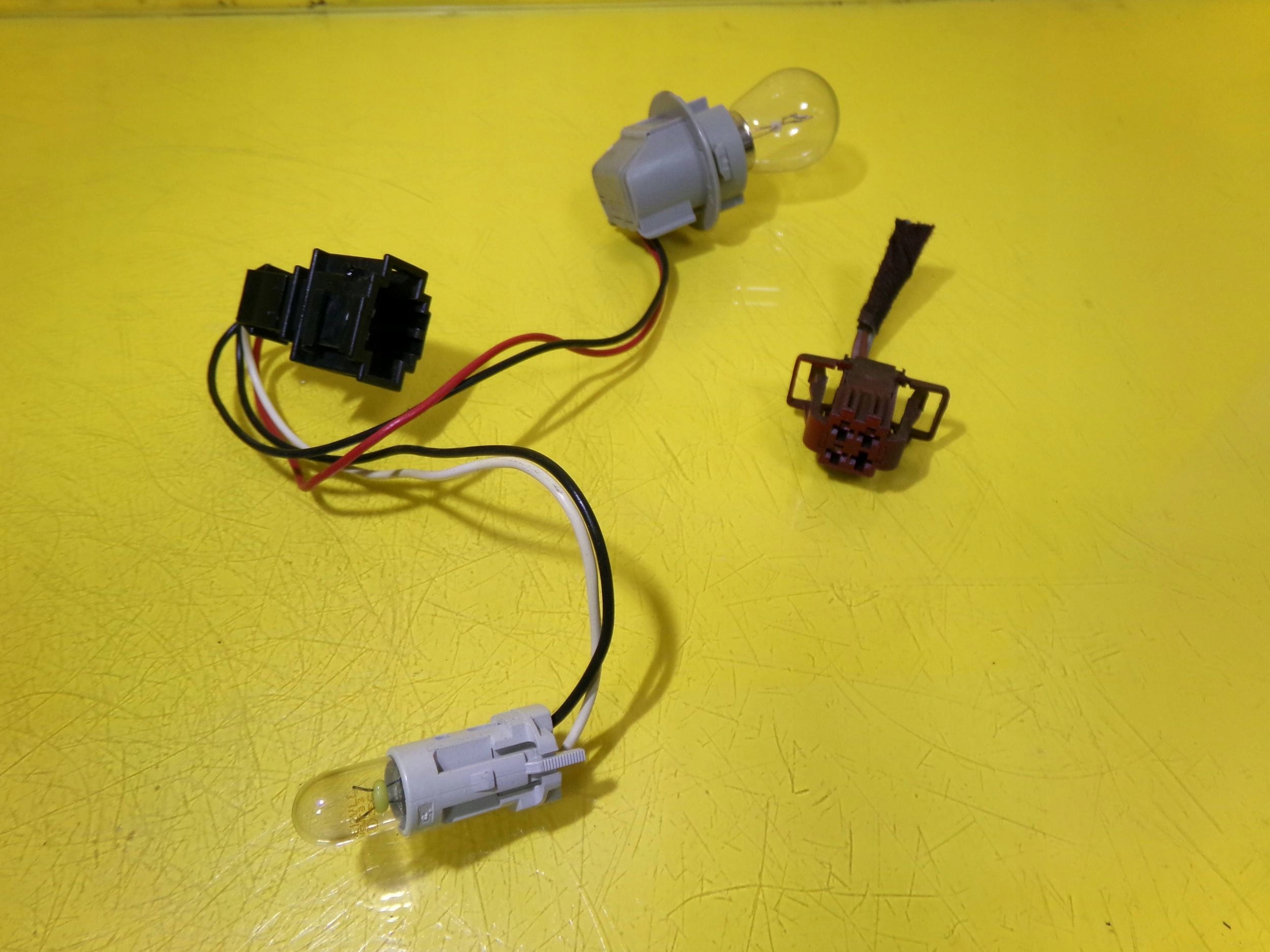 WKŁAD LAMPY OPRAWKA ŻARÓWKI LEWY TYŁ W KLAPĘ SEAT ALTEA XL NR262