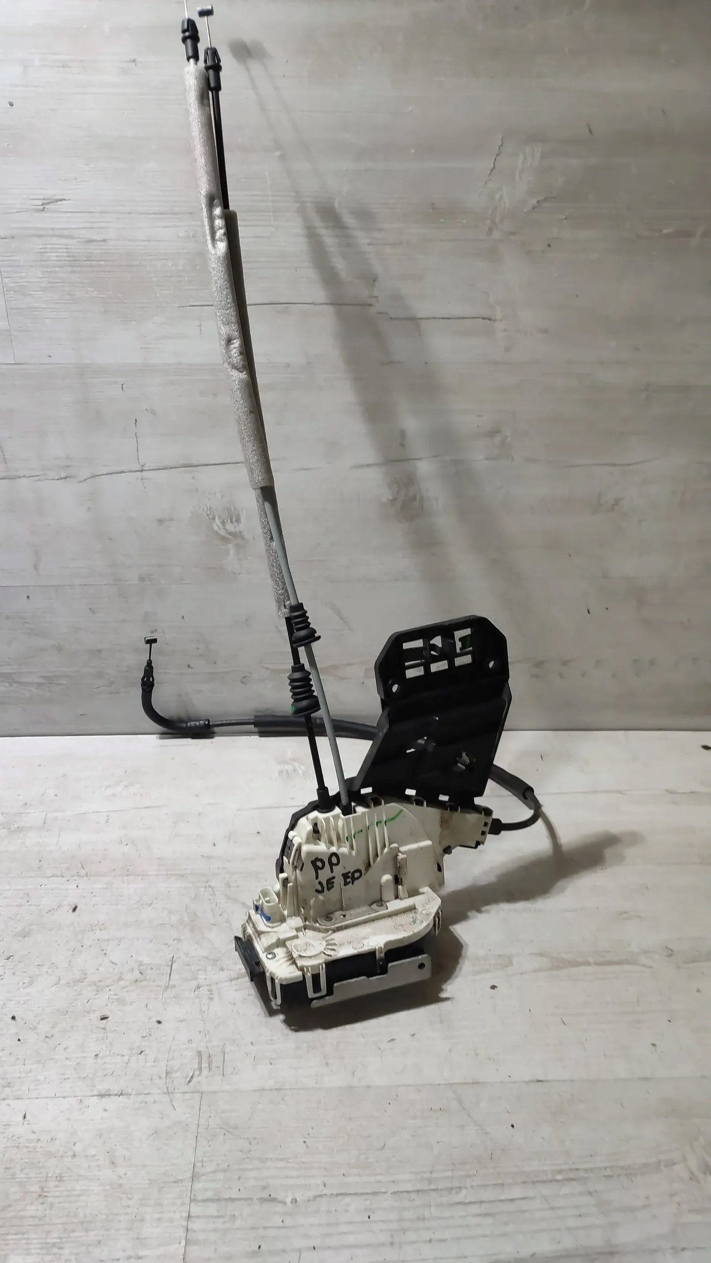 Jeep Cherokee KL 15r. 2.0d lock door right rear part