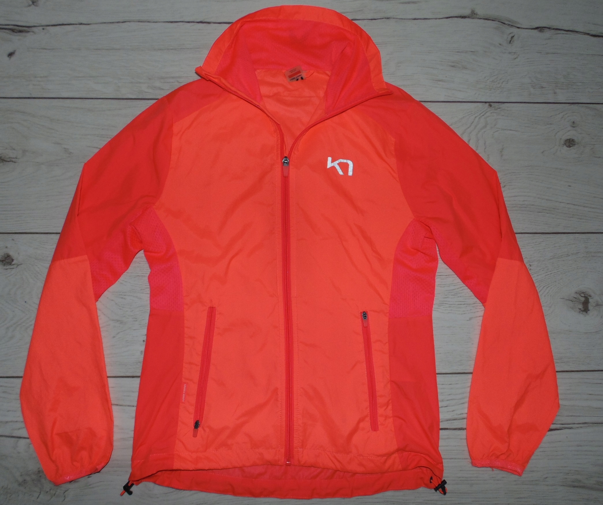 KARI TRAA KURTKA WIATRÓWKA ULTRA LIGHT SPORT OUTLET r. S / M Kod producenta FVFV