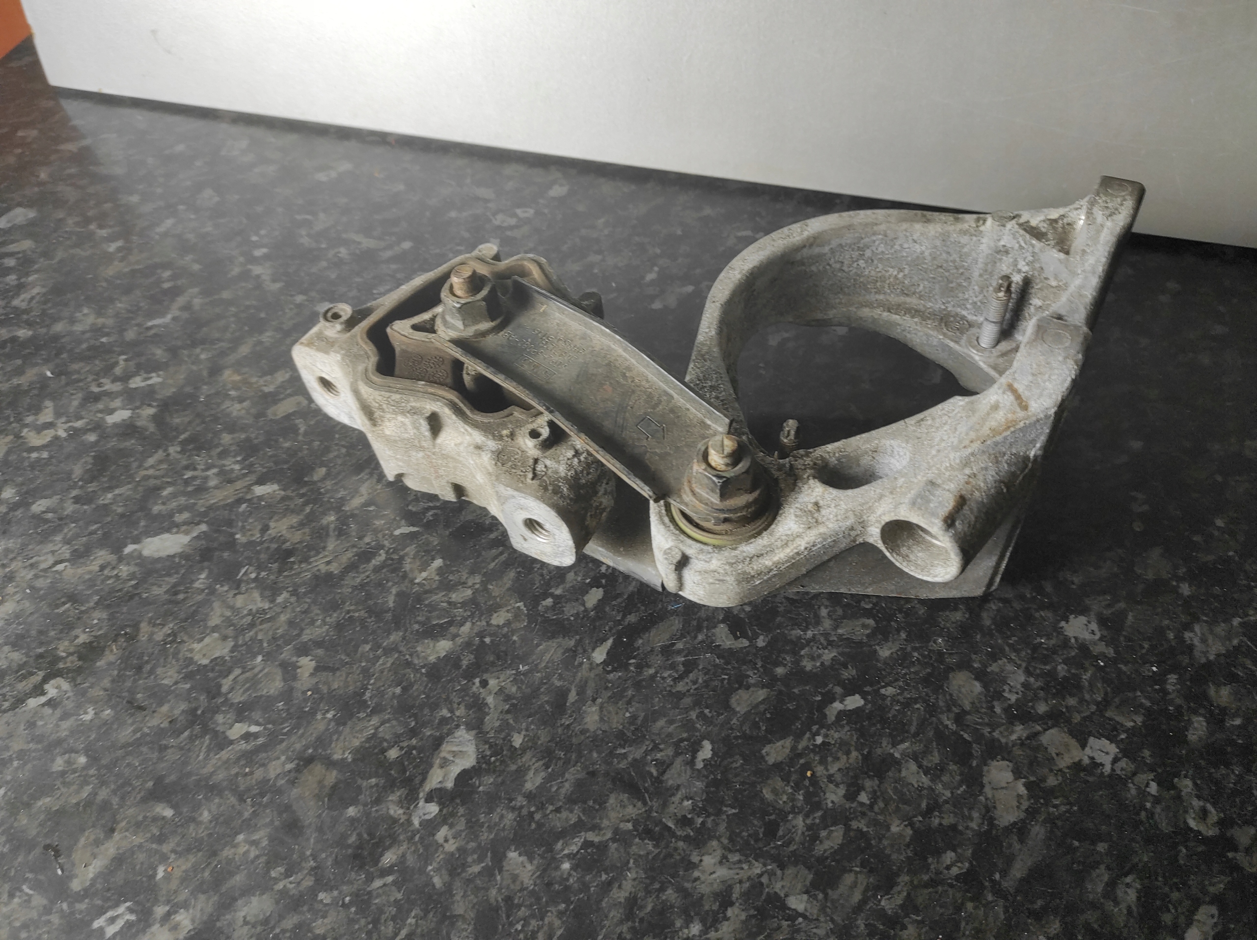 VOLVO XC60 CONSOLE / SUPPORT PLAQUE MOTEUR F7021101