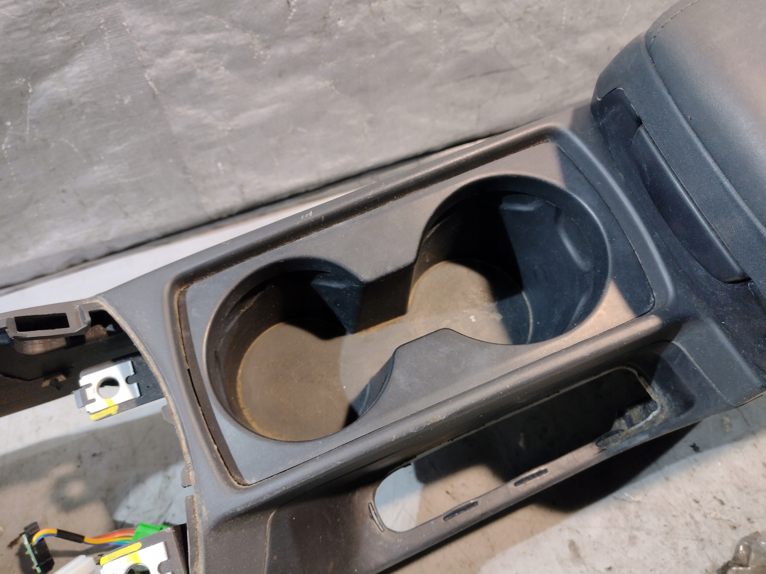 TUNEL central armrest OE 8687408 VOLVO V50 05r.