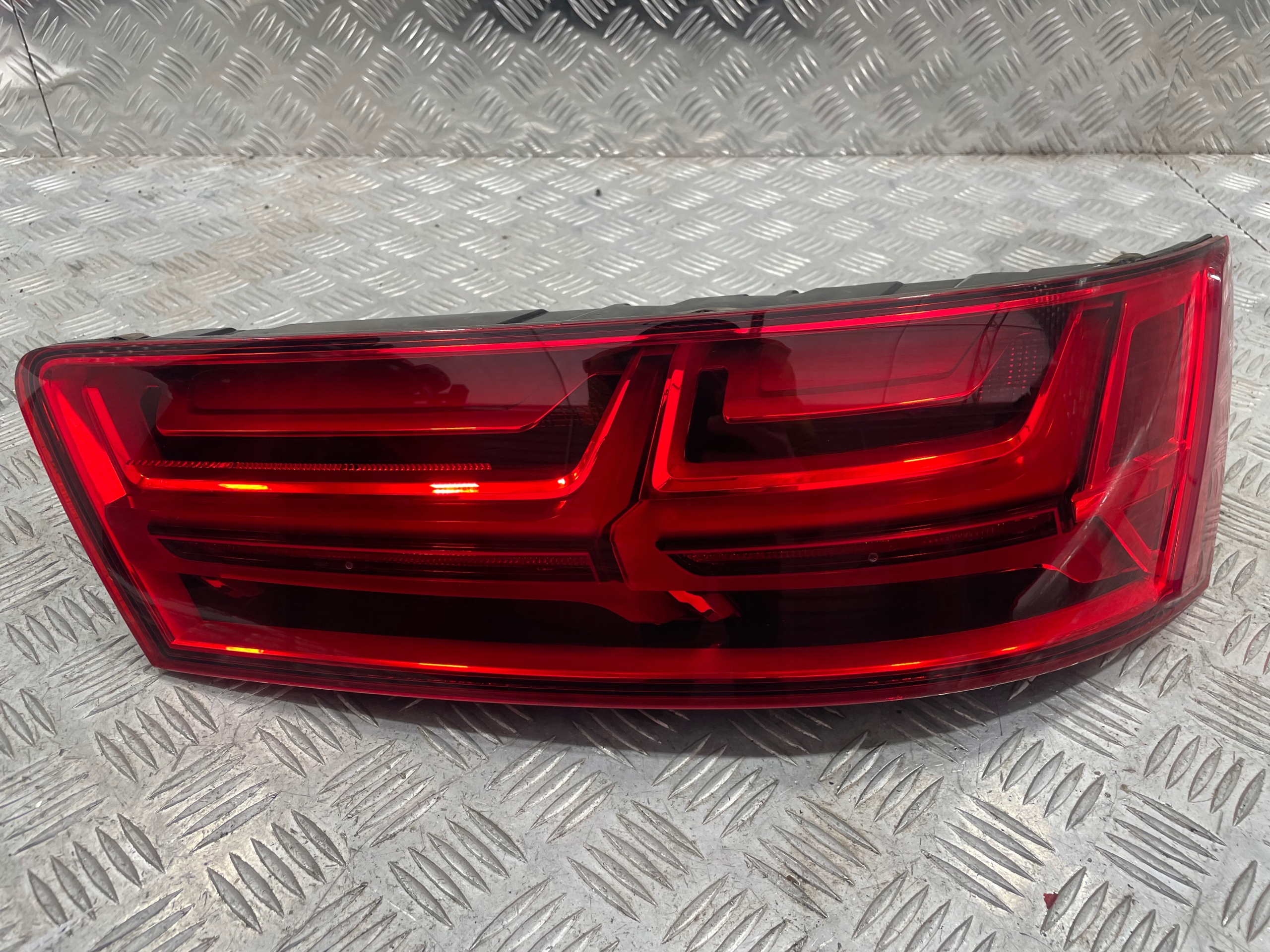 AUDI Q7m 2015- ФАРА ЗАД. Права ЗАДНЯ LED USA