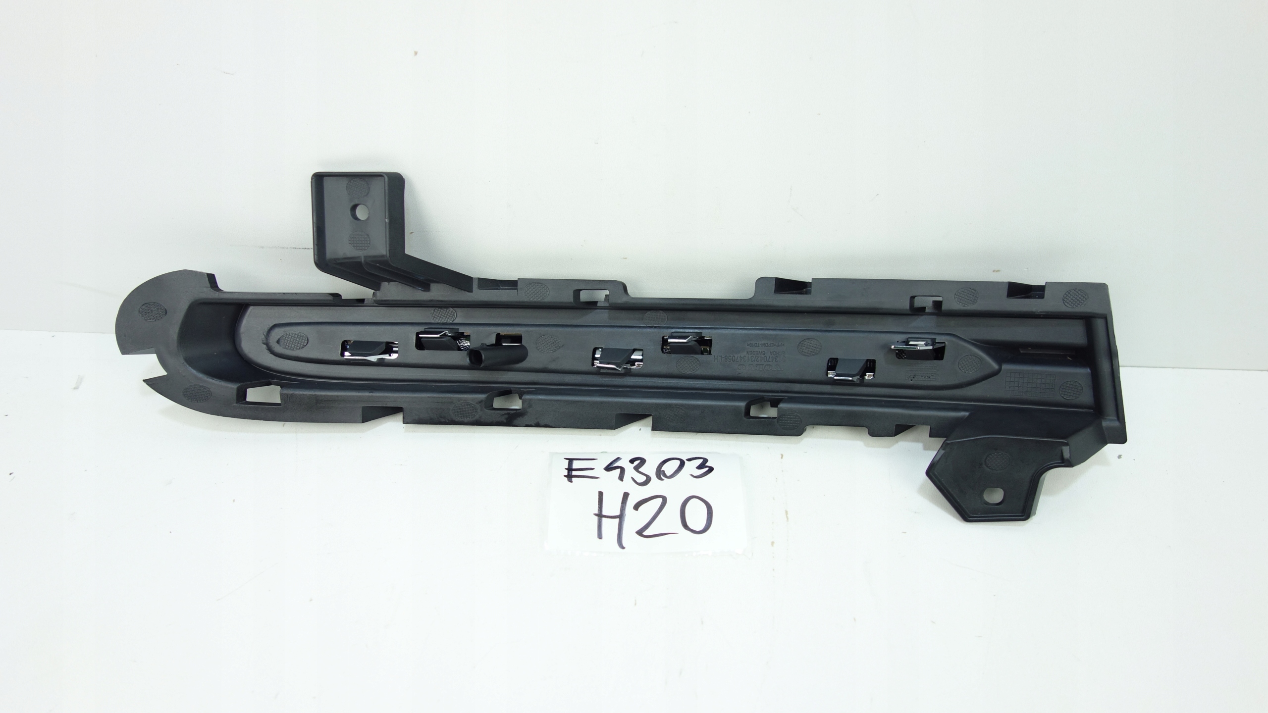 grid of a bumper left front VOLVO V40 II 12-19 31347058