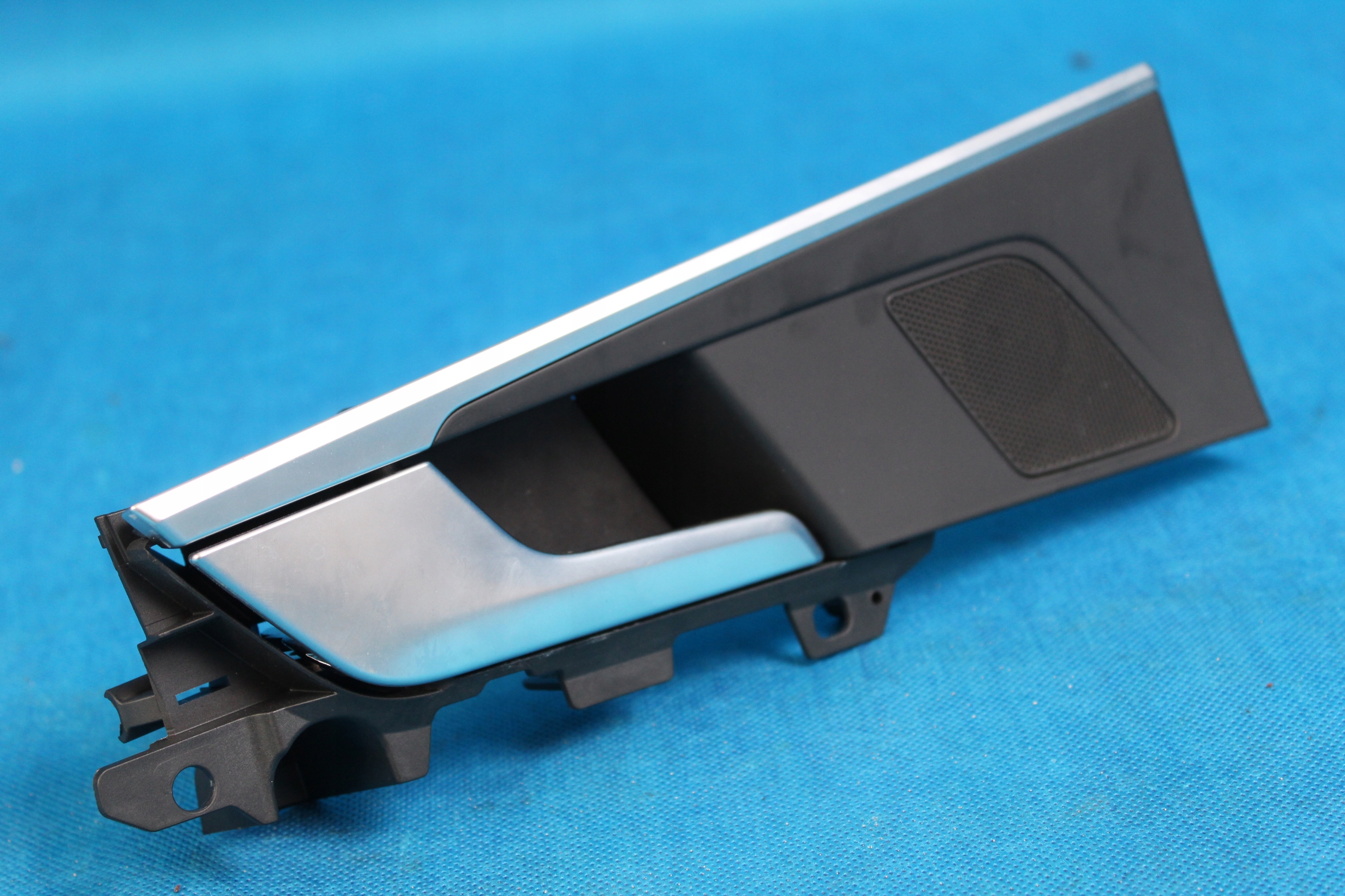 8W0035409 - AUDI A4 B9 8W дверная ручка задняя левая LED 16R