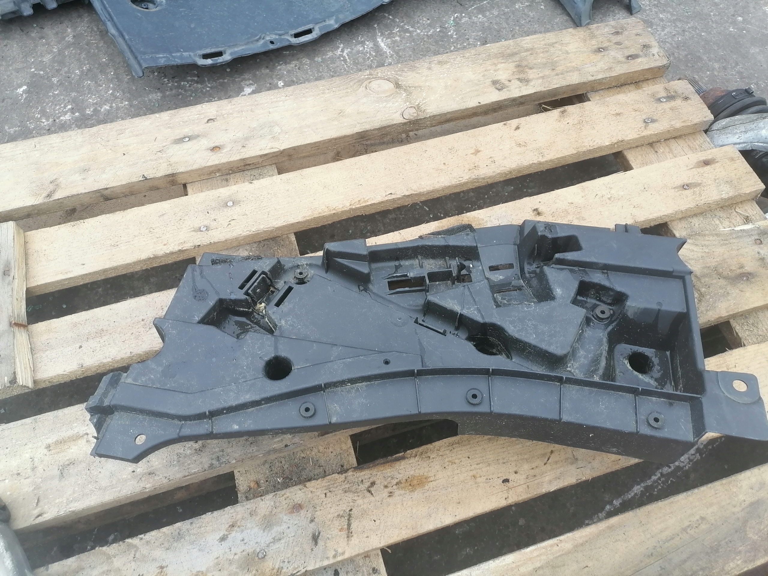 BMW X5 E53 plastic boot floor well right 8244764