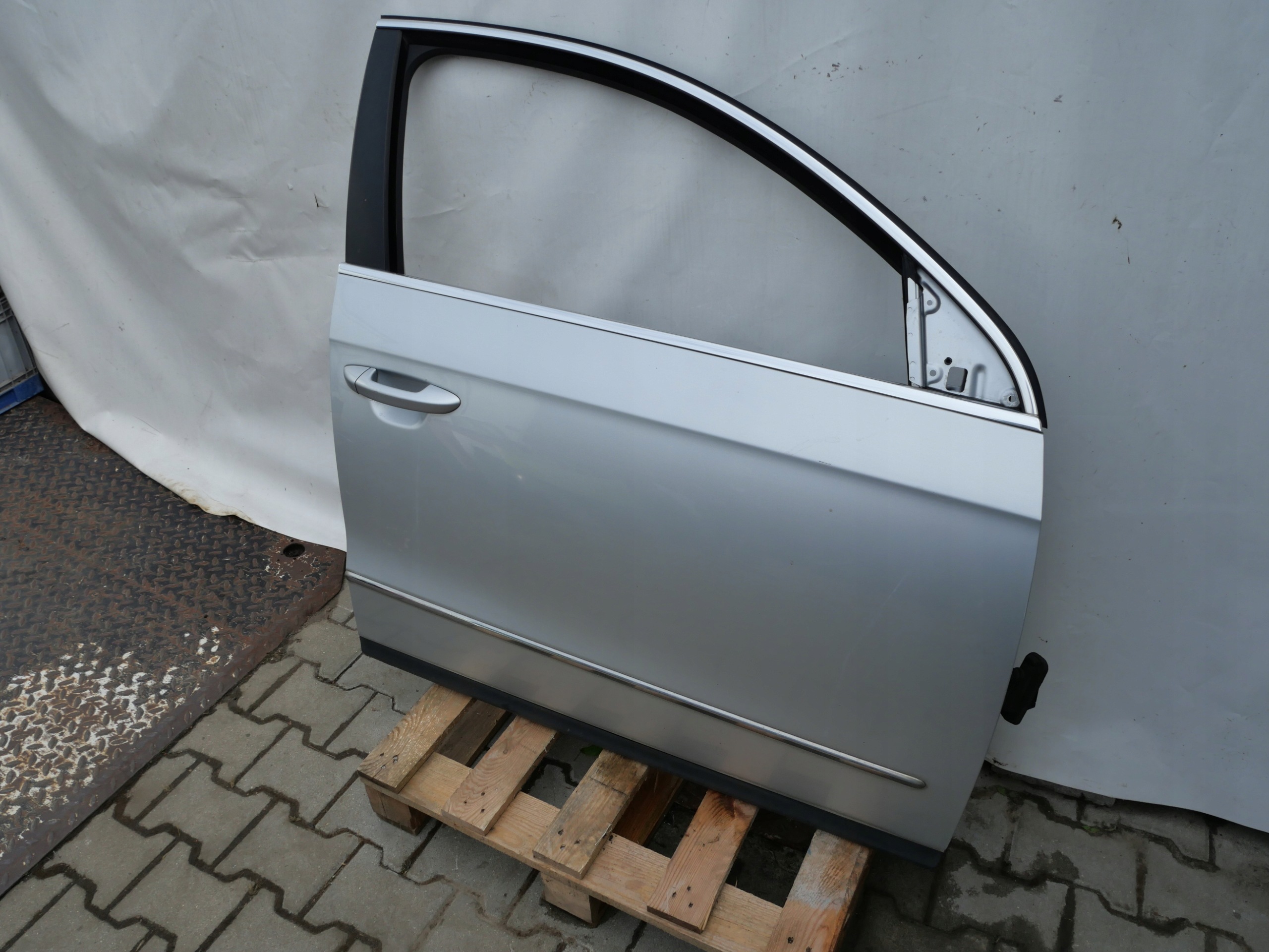 VW PASSAT B6 předek pravé dveře