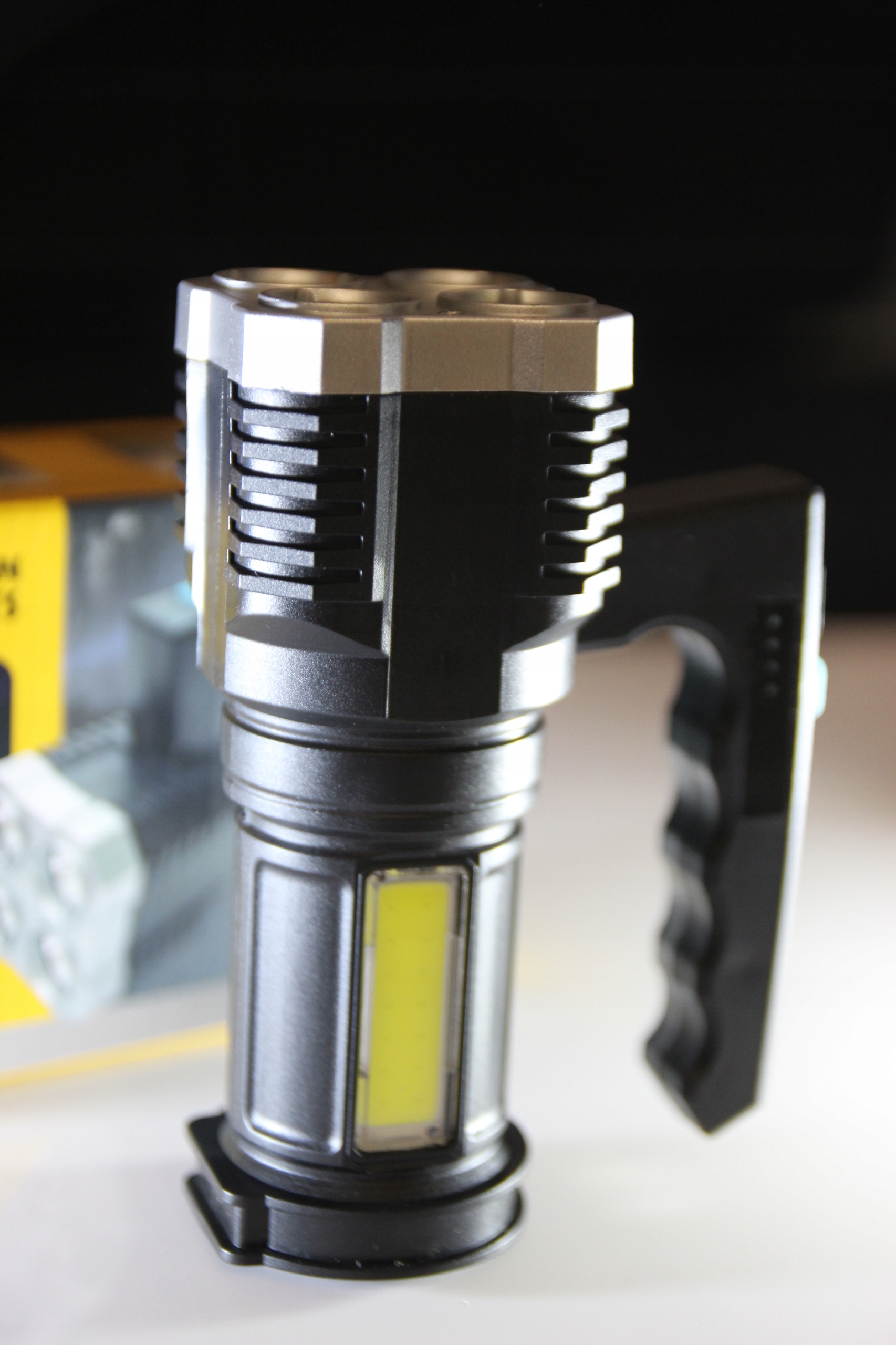 KEMPING SZPERACZ LATARKA AKUMULATOROWA LED 3W1 Waga 163 g