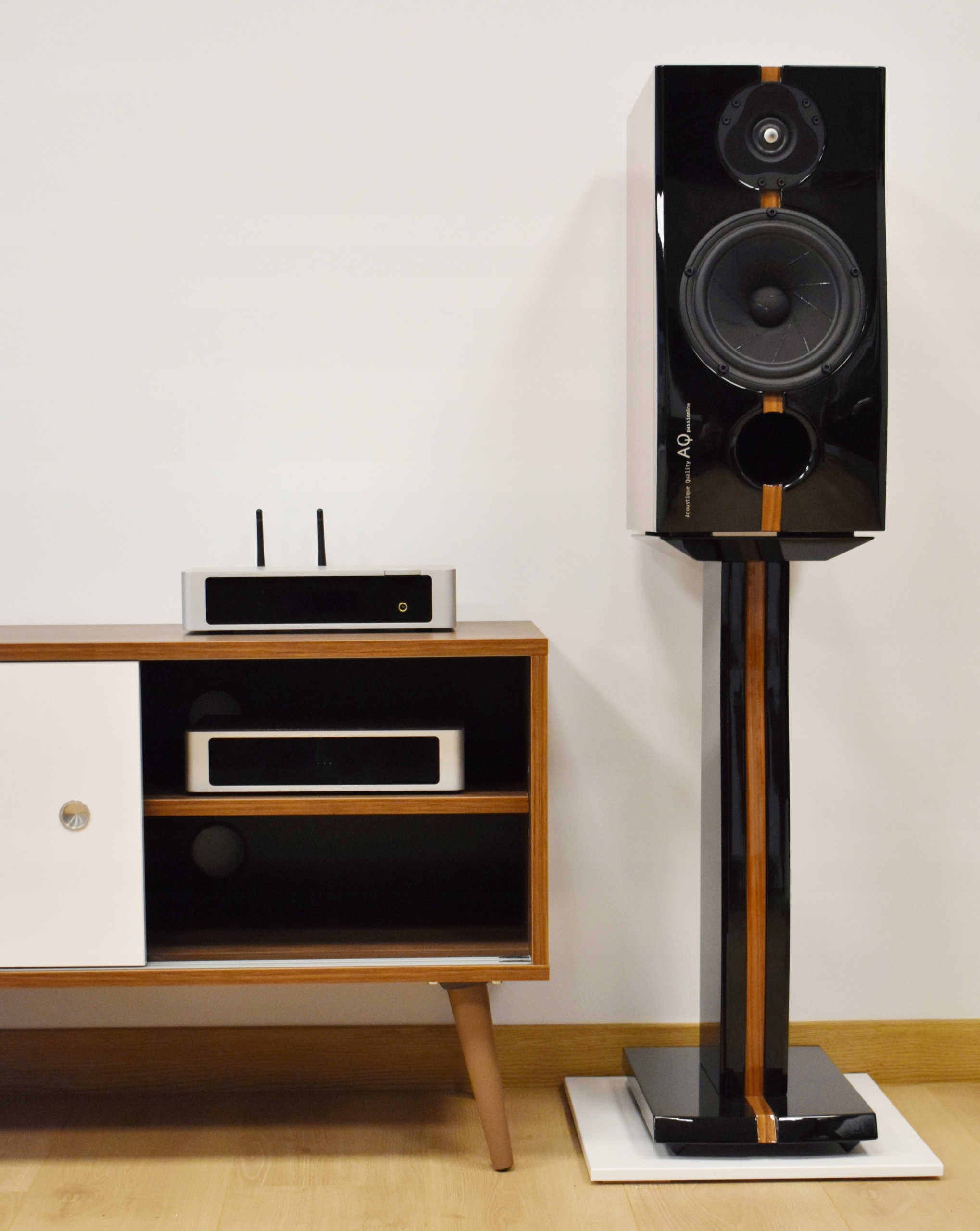 Drewniana szafka rtv RETRO szerokość 140 cm Model *